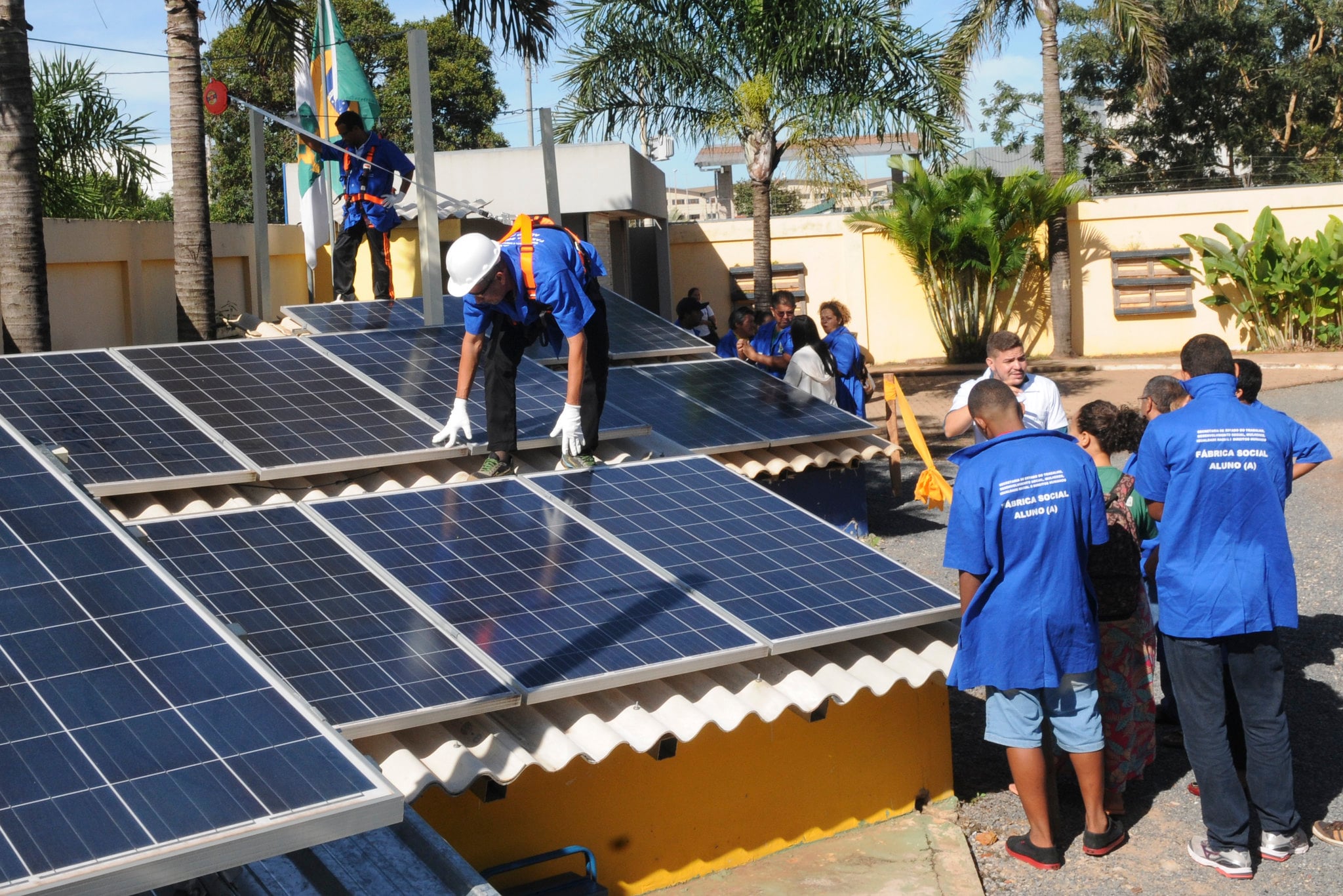 Personas instalando paneles solares