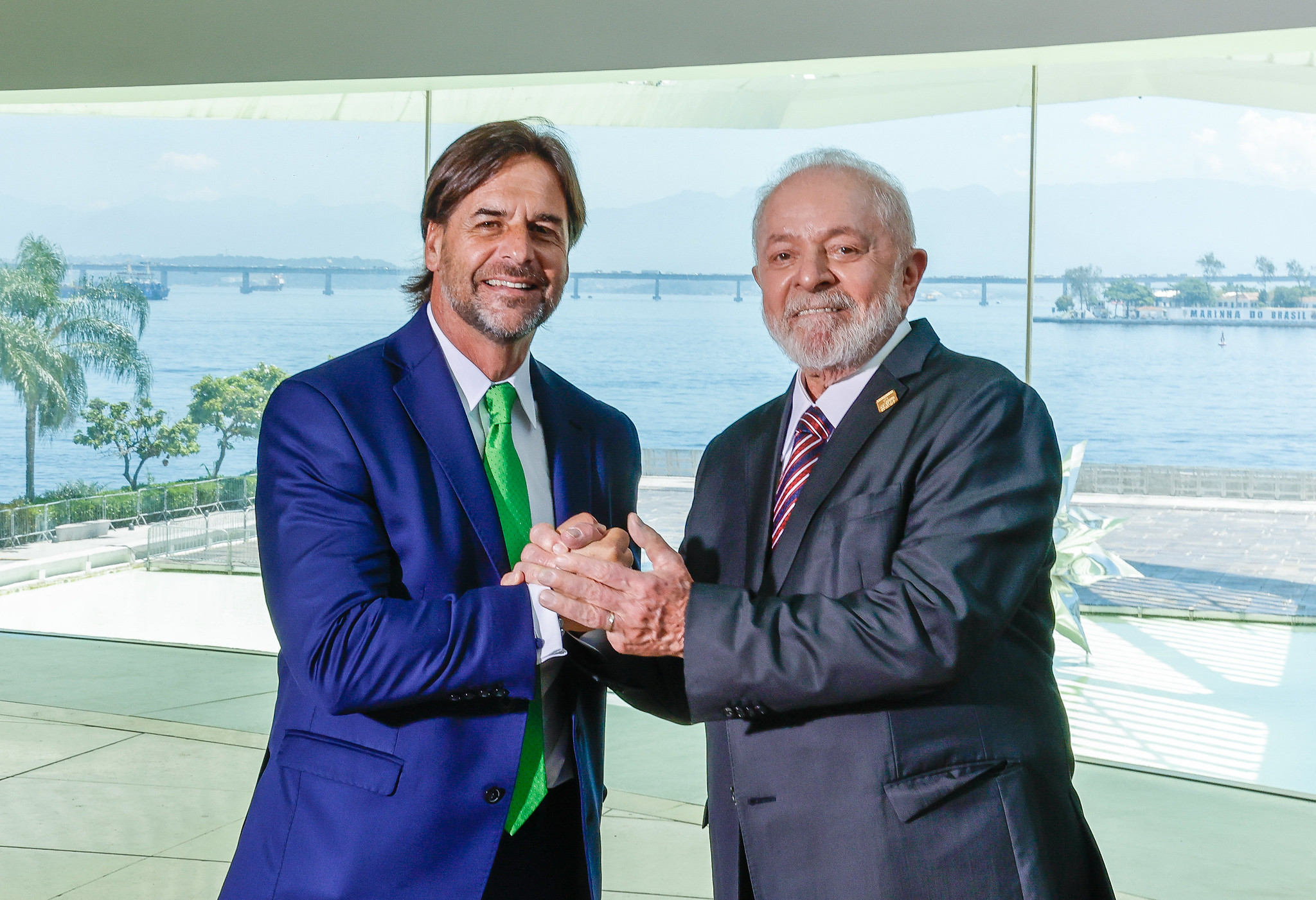 <p>Presidente do Uruguai, Luis Lacalle Pou, e do Brasil, Luiz Inácio Lula da Silva, em reunião do Mercosul em 2023. O governo Lula é contra a tentativa do Uruguai de buscar tratado diretamente com a China (Imagem: <a href="https://www.flickr.com/photos/palaciodoplanalto/53381825096/">Ricardo Stuckert</a> / <a href="https://www.flickr.com/people/palaciodoplanalto/">Palácio do Planalto</a>, <a href="https://creativecommons.org/licenses/by-nd/2.0/">CC BY ND</a>)</p>