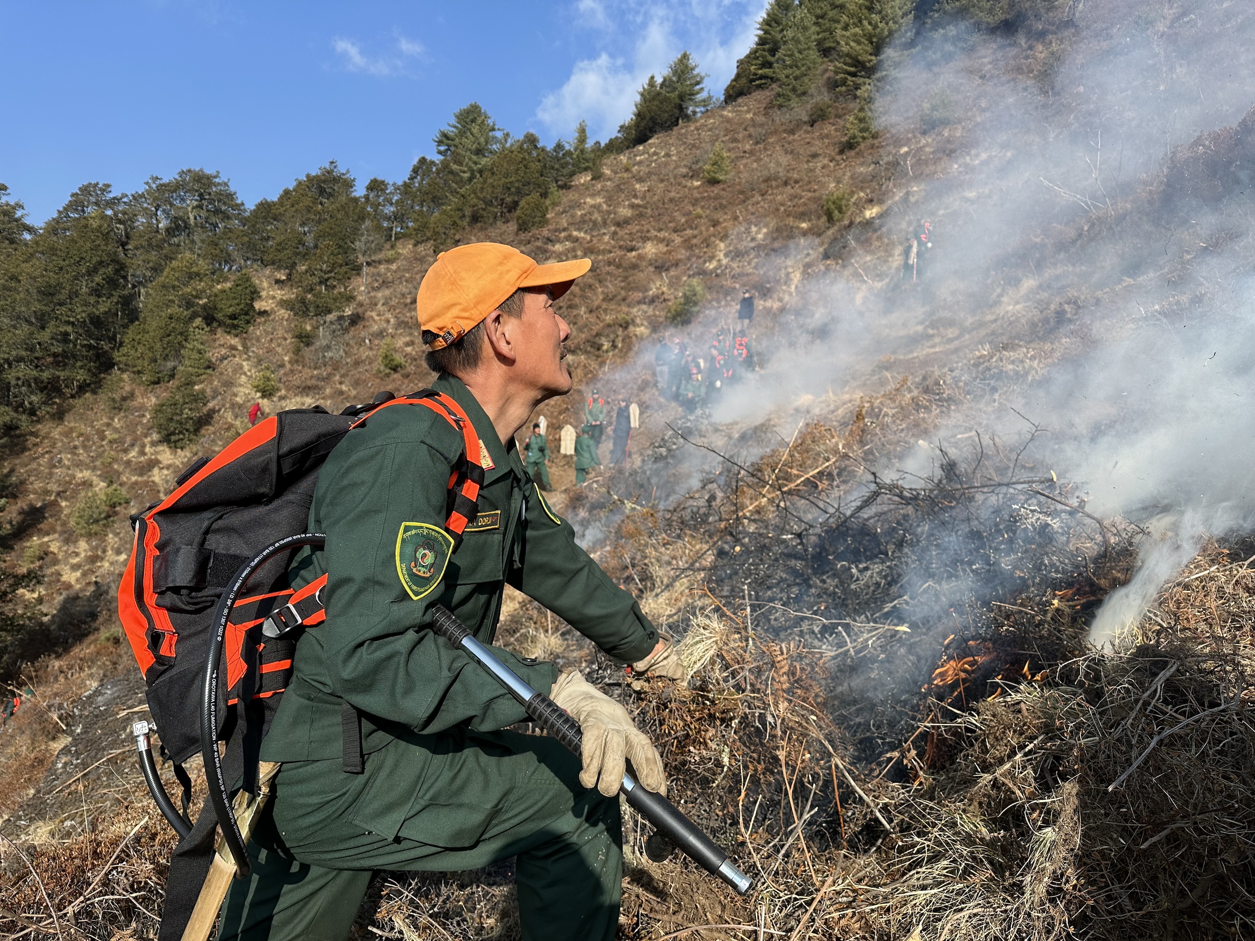 <p>भूटान के एक वन अधिकारी ने उत्तर-पश्चिम भूटान के मेवांग गेवोग में एक प्रायोगिक क्षेत्र में सावधानीपूर्वक आग लगाई। (फोटो: सुष्मिता कुंवर / ईसीमॉड)</p>