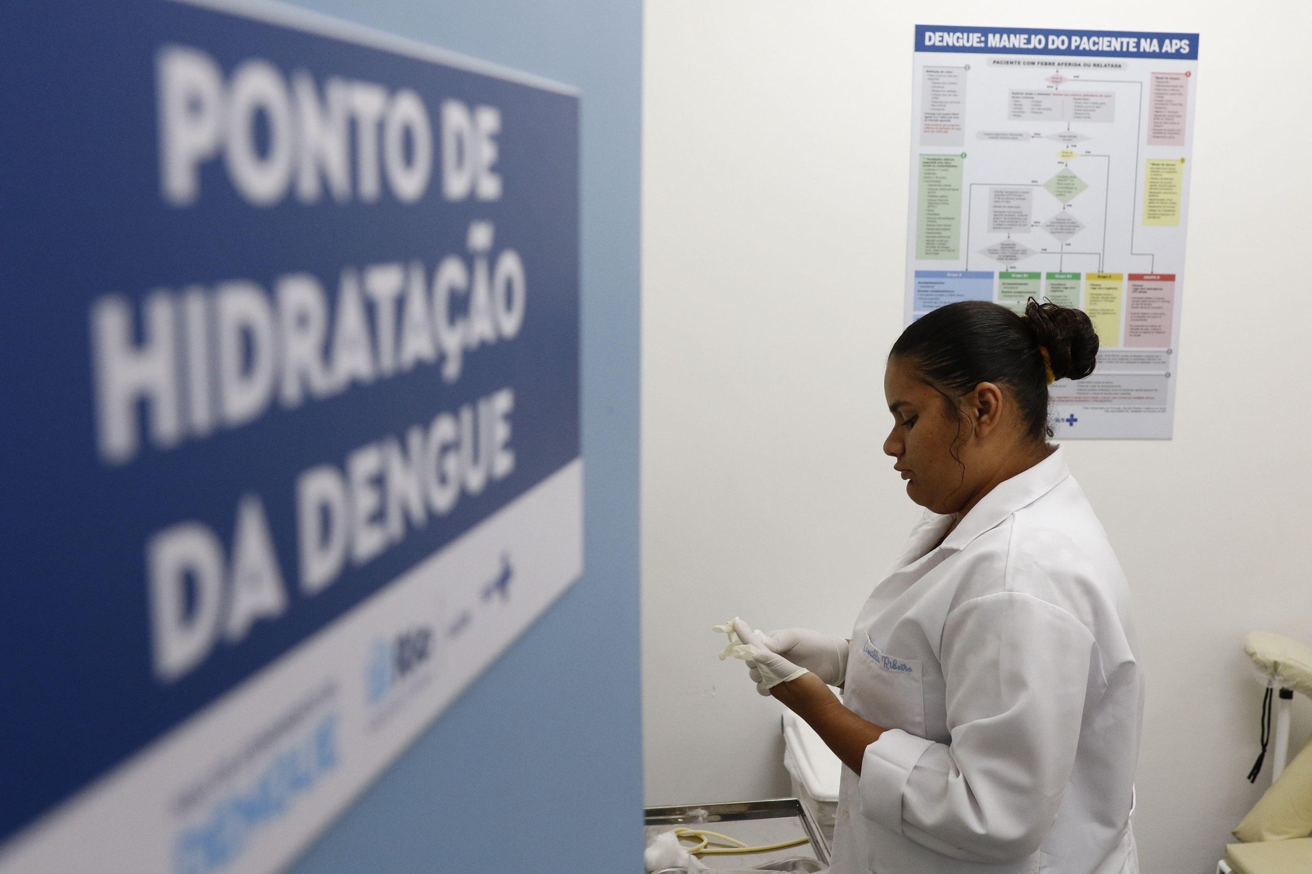 <p>Una trabajadora sanitaria se prepara para tratar a pacientes con dengue en un centro médico en Río de Janeiro, Brasil, en febrero de 2024 (Imagen: Alamy)</p>