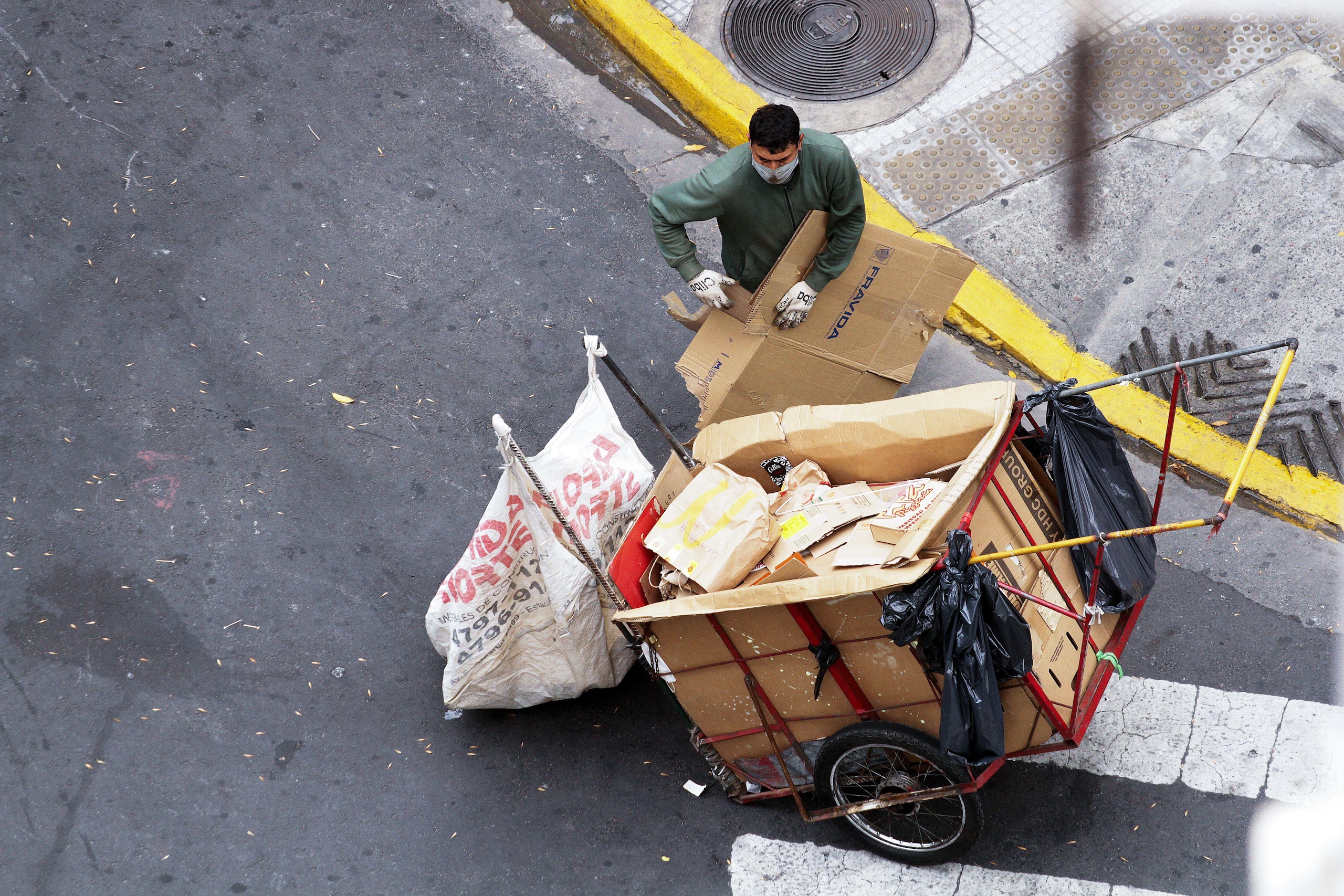 Cartonero recoge una caja de cartón en Buenos Aires, Argentina