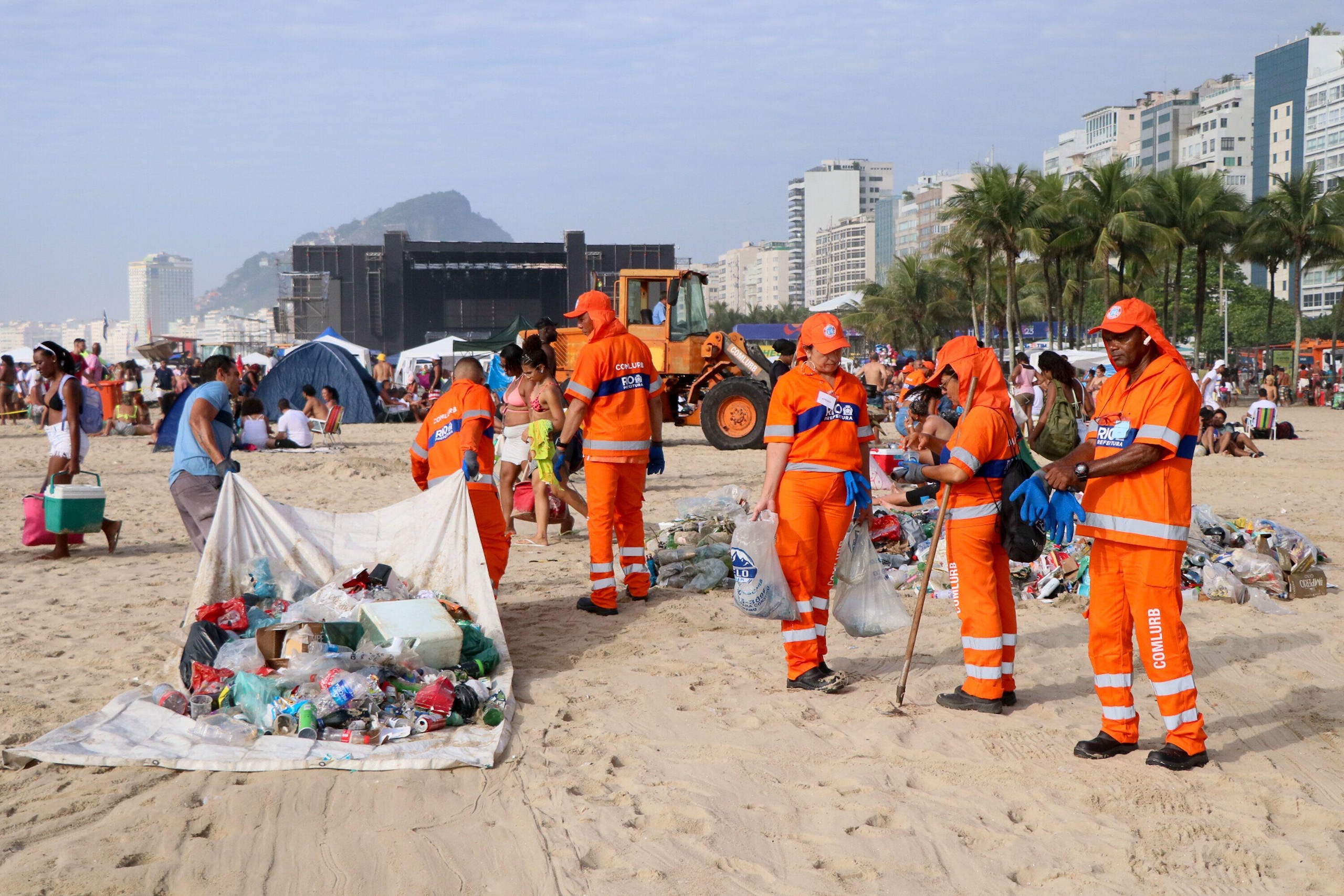 Trabajadores de Comlurb limpian las playas de Río de Janeiro