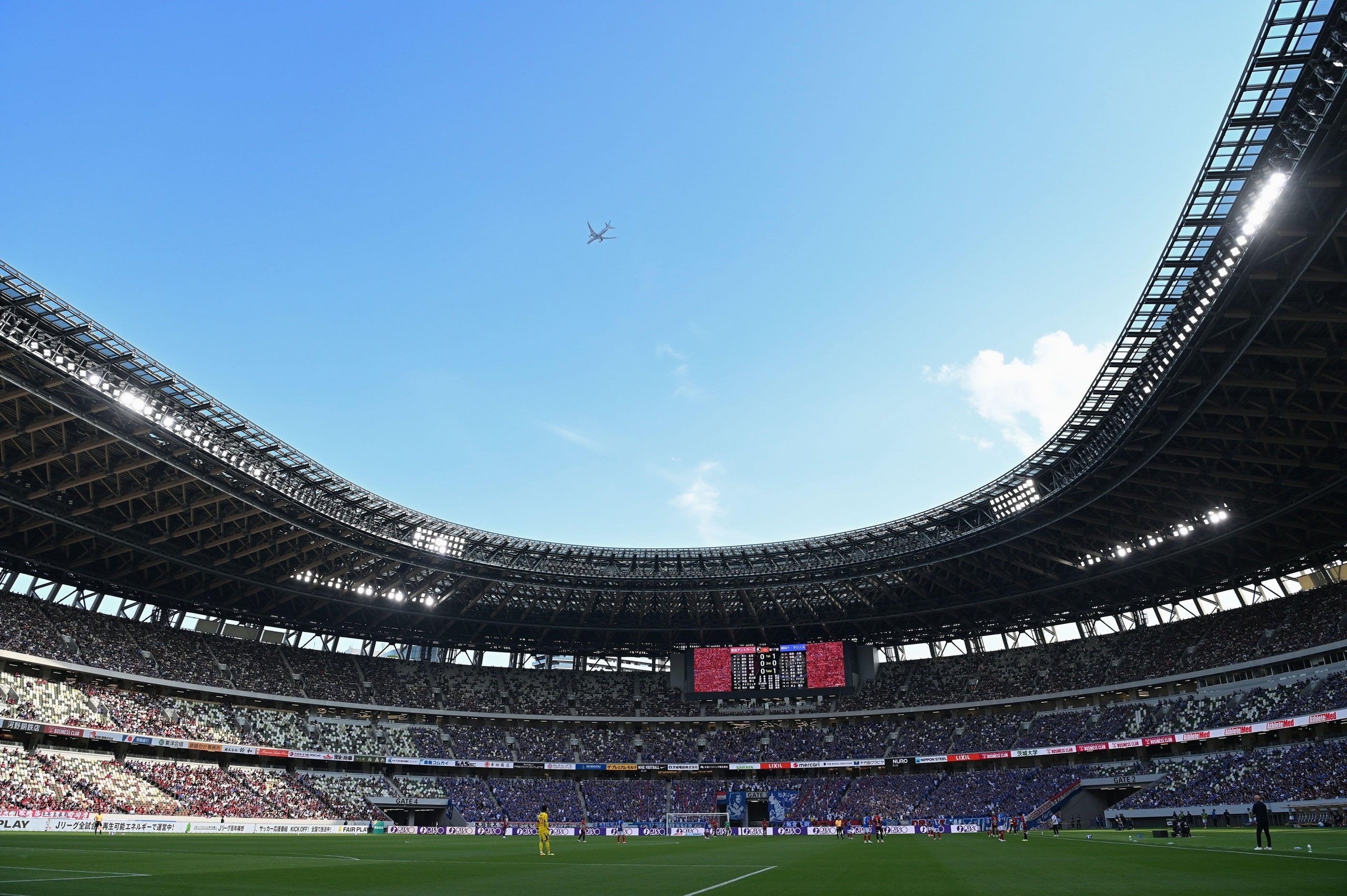 <p>Un avión sobrevolando un partido de fútbol en el Estadio Nacional de Japón, sede principal de los Juegos Olímpicos de Tokio 2020. Los próximos Juegos Olímpicos de París y la Eurocopa de fútbol de la UEFA se han comprometido a ser más ecológicos (Imagen: AFLO / Alamy)</p>