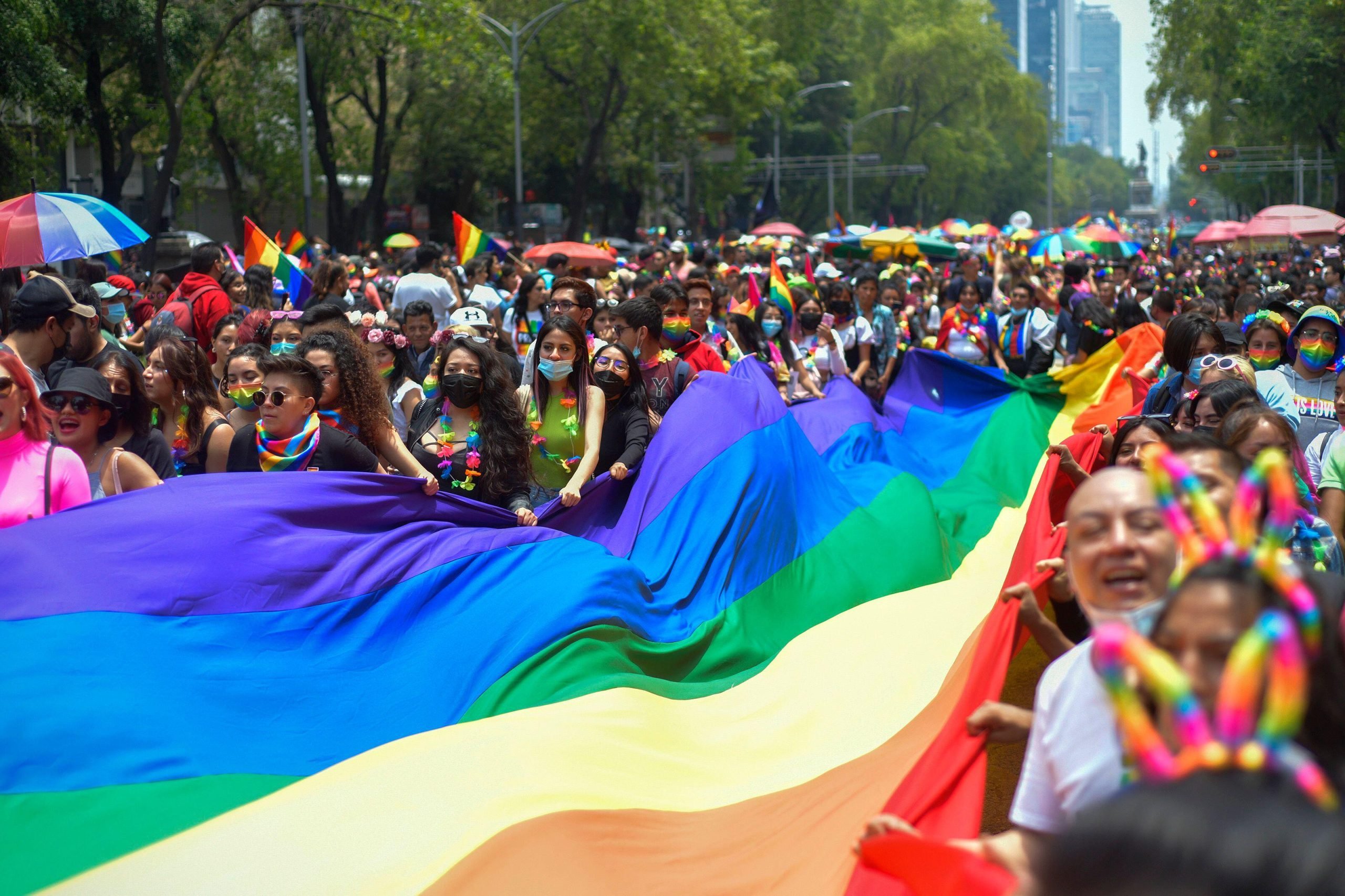 <p>La marcha del orgullo en las calles de Ciudad de México. El país registra uno de los índices de violencia más elevados del mundo, tanto contra las personas LGBTQ+ como contra los defensores del ambiente (Imagen: Mariana Gutierrez / Alamy)</p>