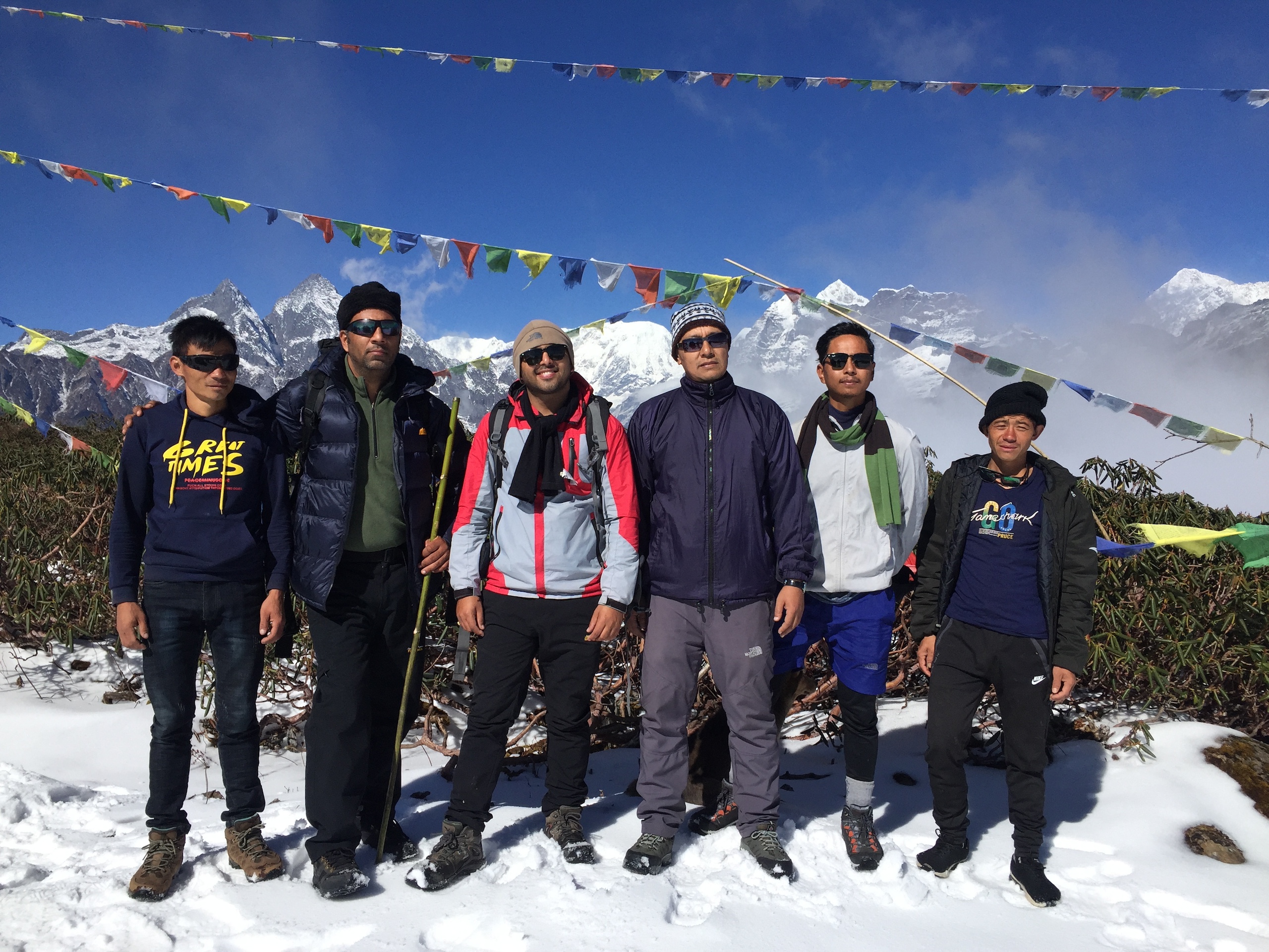 <p>尼泊尔马卡鲁-巴伦国家公园（Makalu-Barun National Park），气候科学家苏迪普·塔库里（左三）率领山野考察队在下巴伦冰川湖（海拔4050米）进行科考研究。图片来源：尼泊尔中西大学</p>