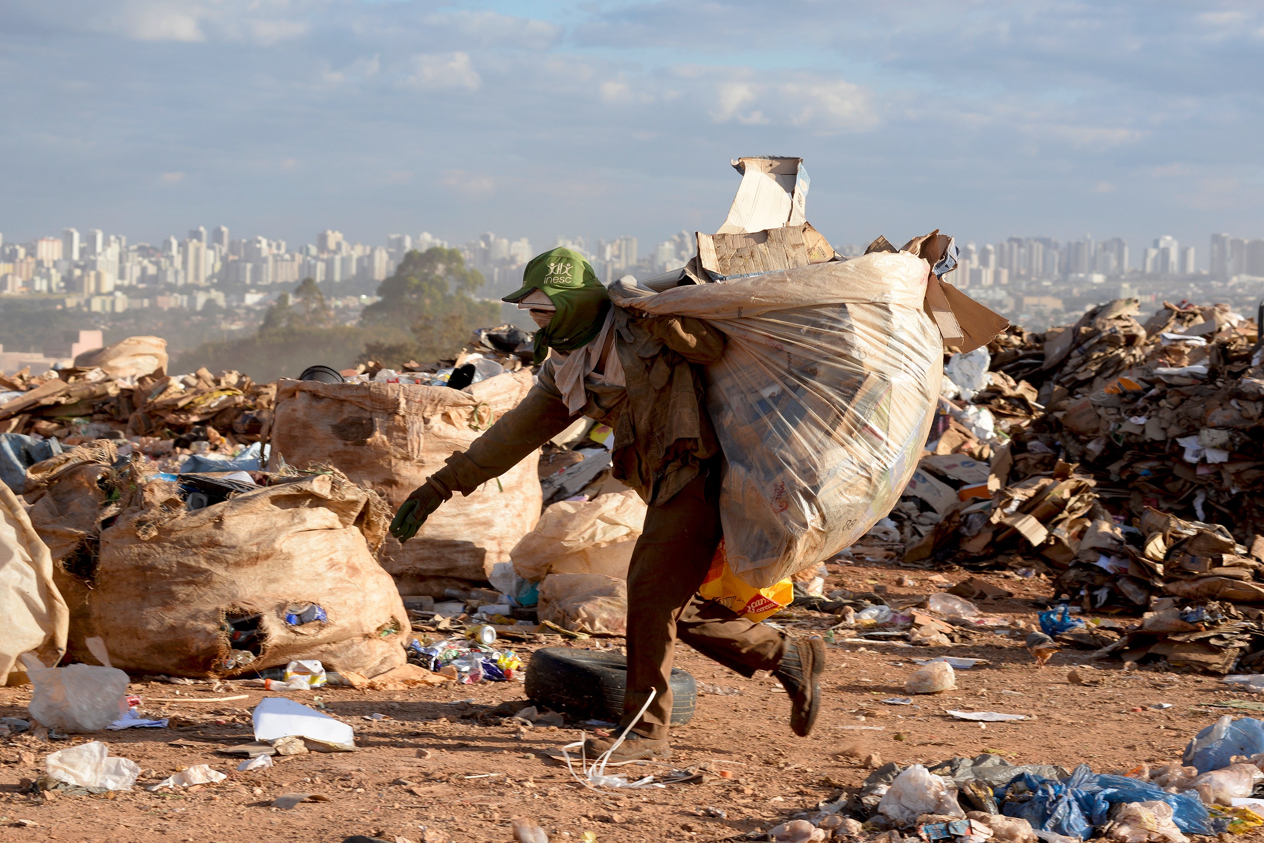 <p>Catador recolhe materiais recicláveis no Lixão da Estrutural, em Brasília, que foi um dos maiores lixões da América Latina, fechado em 2018. Na região, cada habitante gera em média um quilo de resíduos por dia (Imagem: <a href="https://flic.kr/p/W1Fm6Y">Leopoldo Silva</a> / <a href="https://www.flickr.com/people/agenciasenado/">Agência Senado</a>, <a href="https://creativecommons.org/licenses/by/2.0/">CC BY</a>)</p>