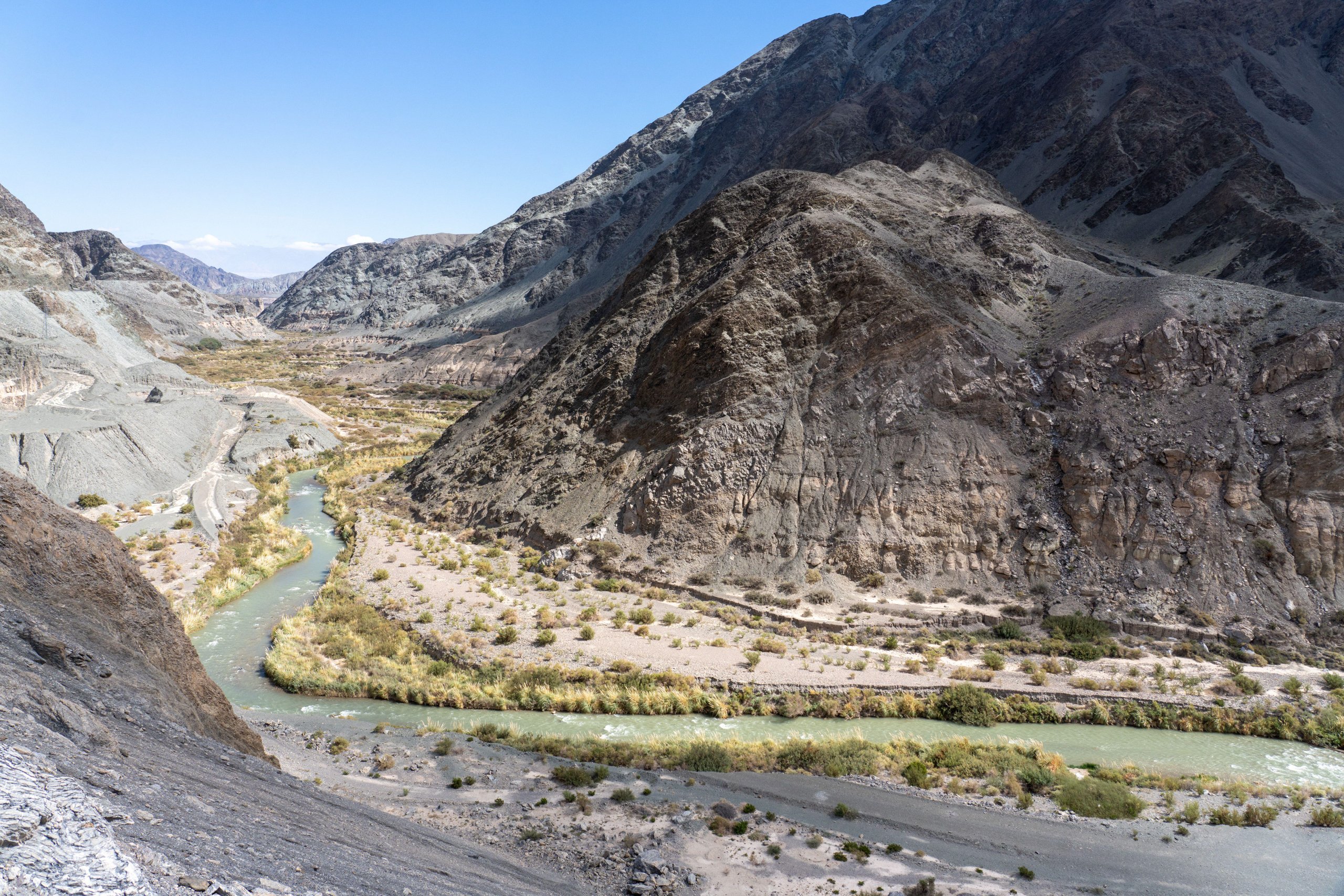 Un río corriendo por un cañón