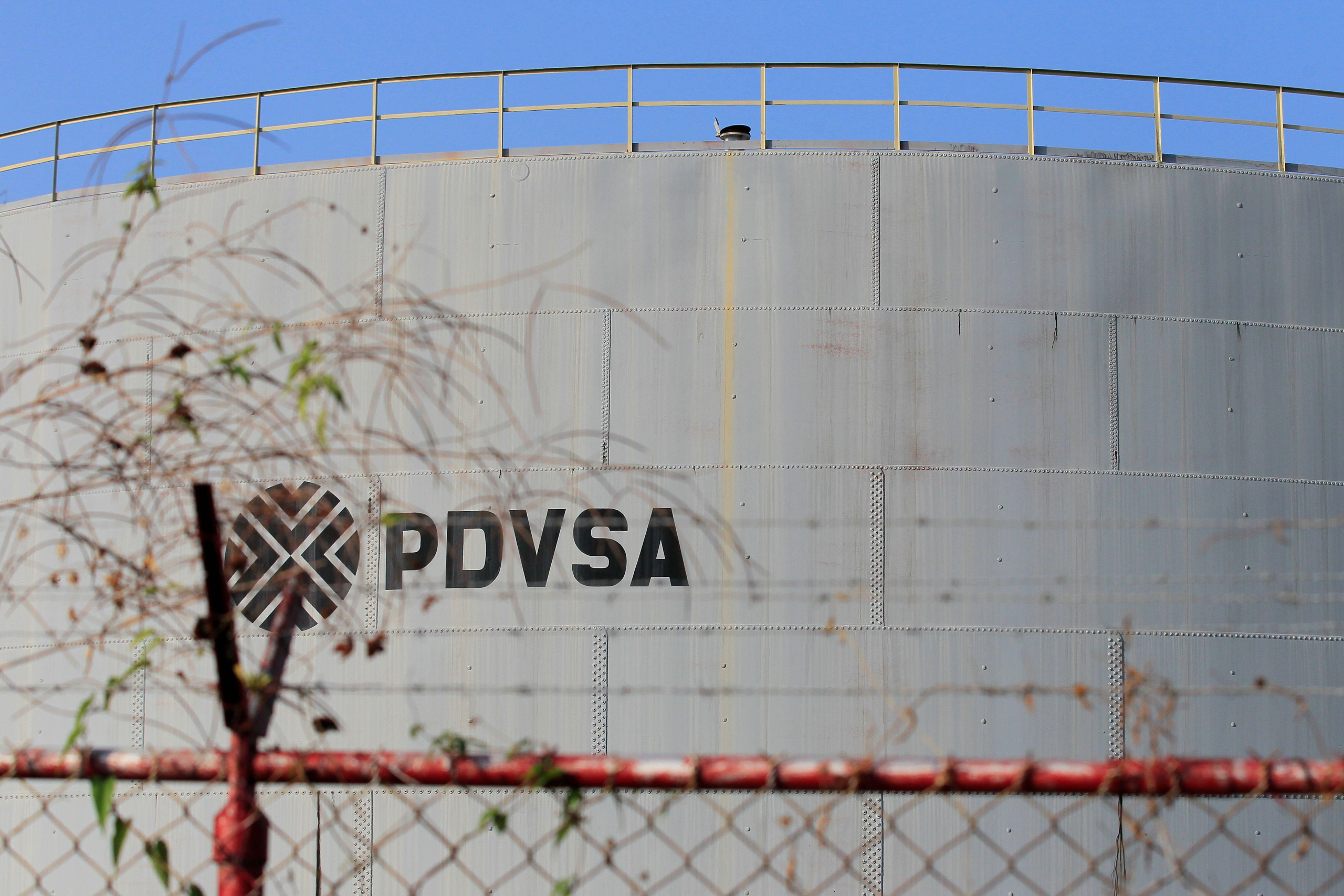 Un tanque de petróleo con la insignia de PDVSA