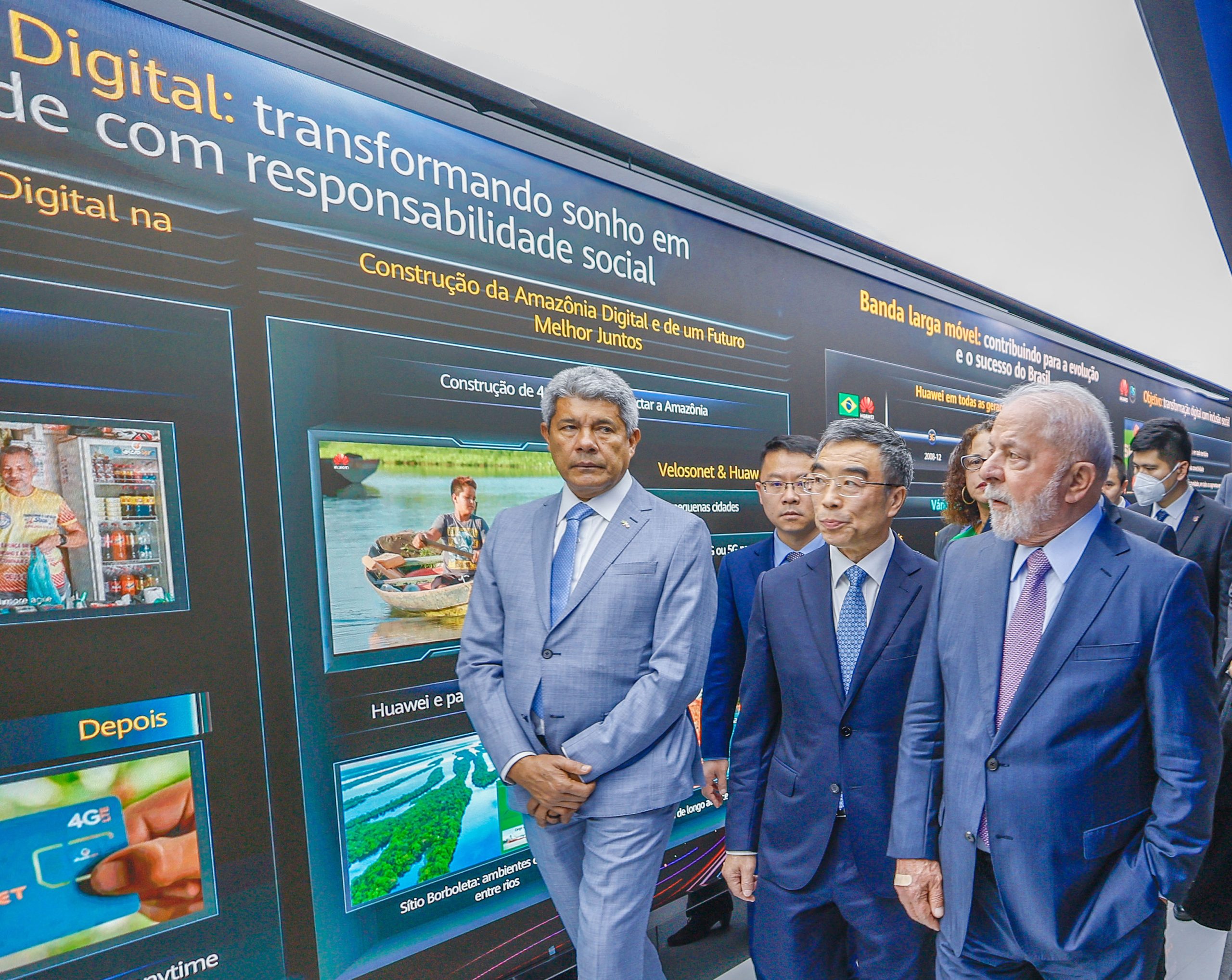 <p>Presidente Luiz Inácio Lula da Silva visita centro de pesquisa da Huawei em Xangai, em 2023. Empresas chinesas estão investindo cada vez mais em ‘nova infraestrutura’ na América Latina, como as indústrias digitais (Imagem: Ricardo Stuckert / Presidência do Brasil)</p>