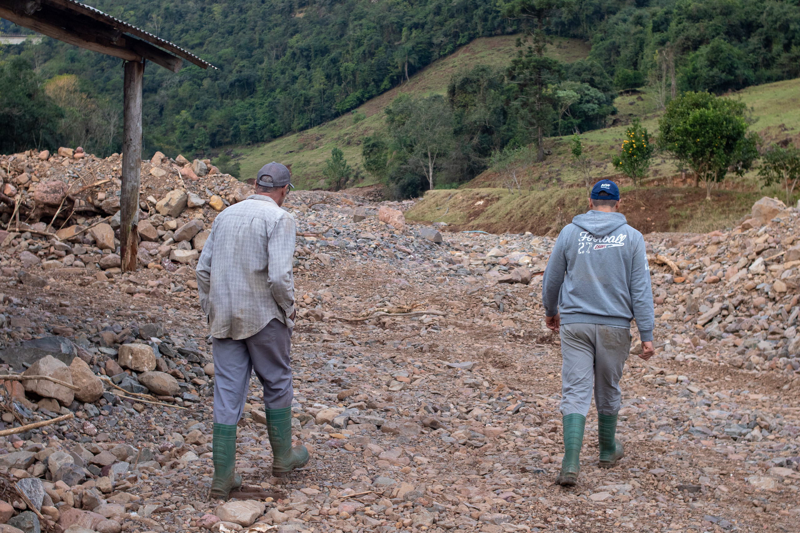 dos hombres caminando por un sendero pedregoso