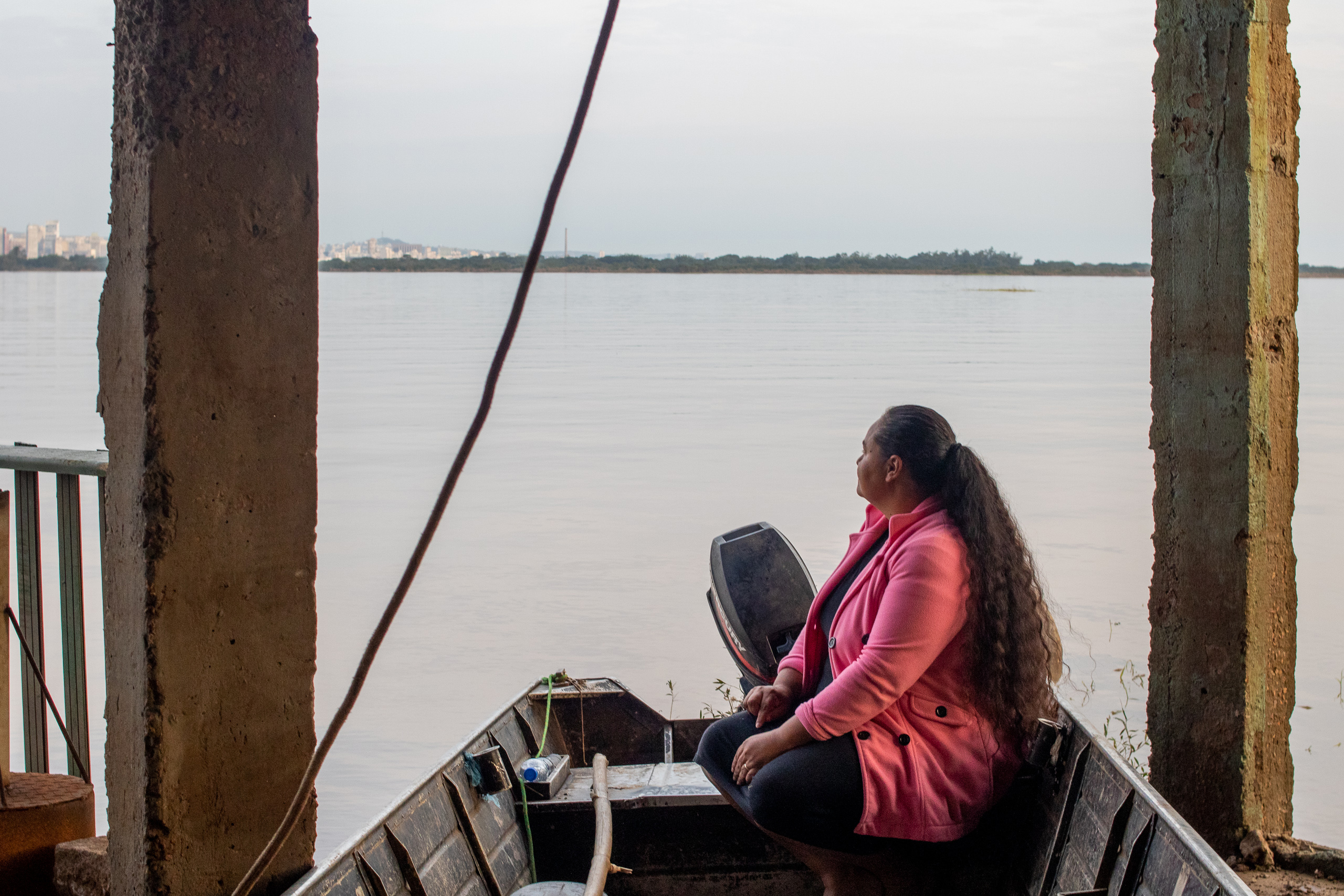 Una mujer en un barco mirando hacia el agua