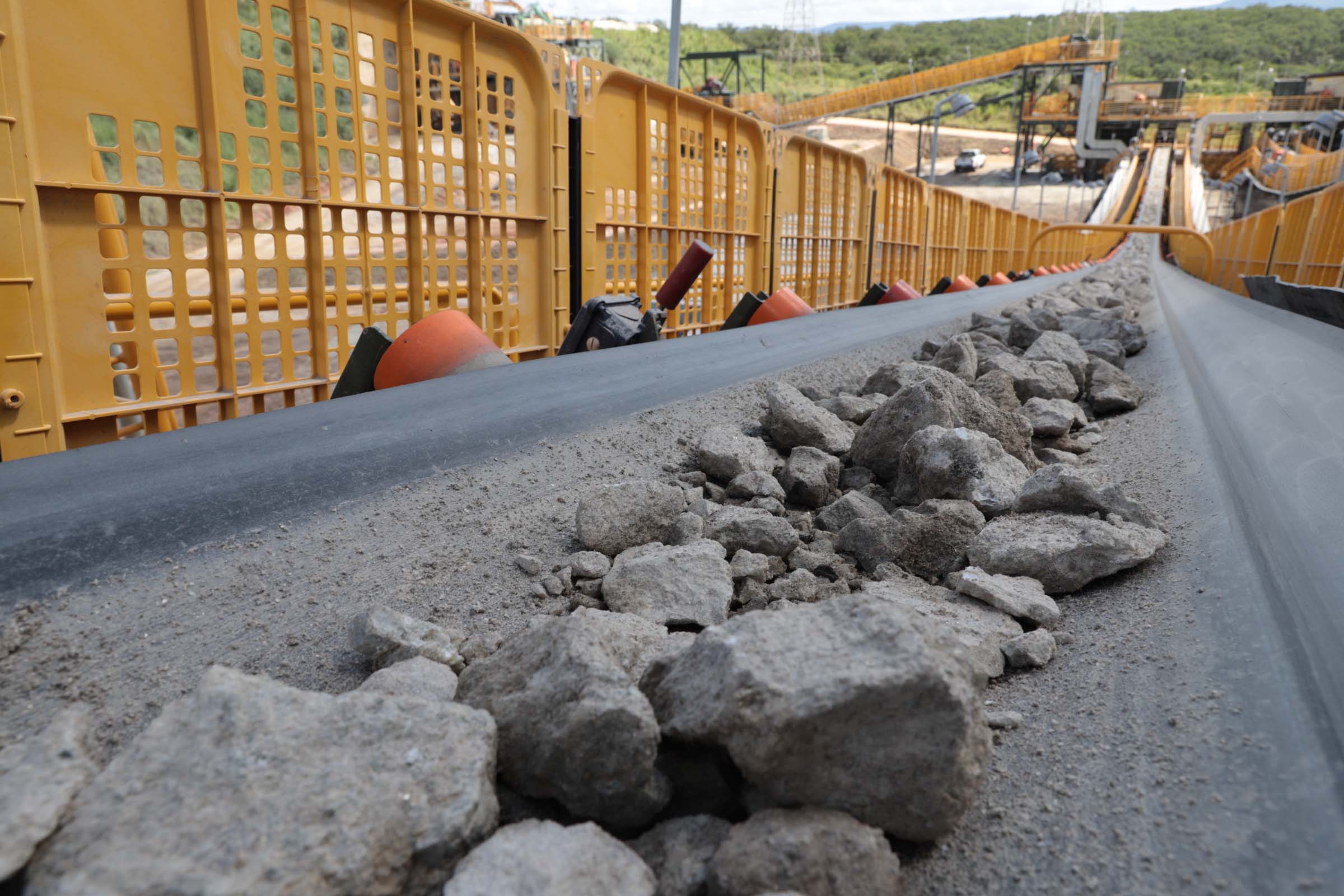 Rocas con litio en una cinta transportadora