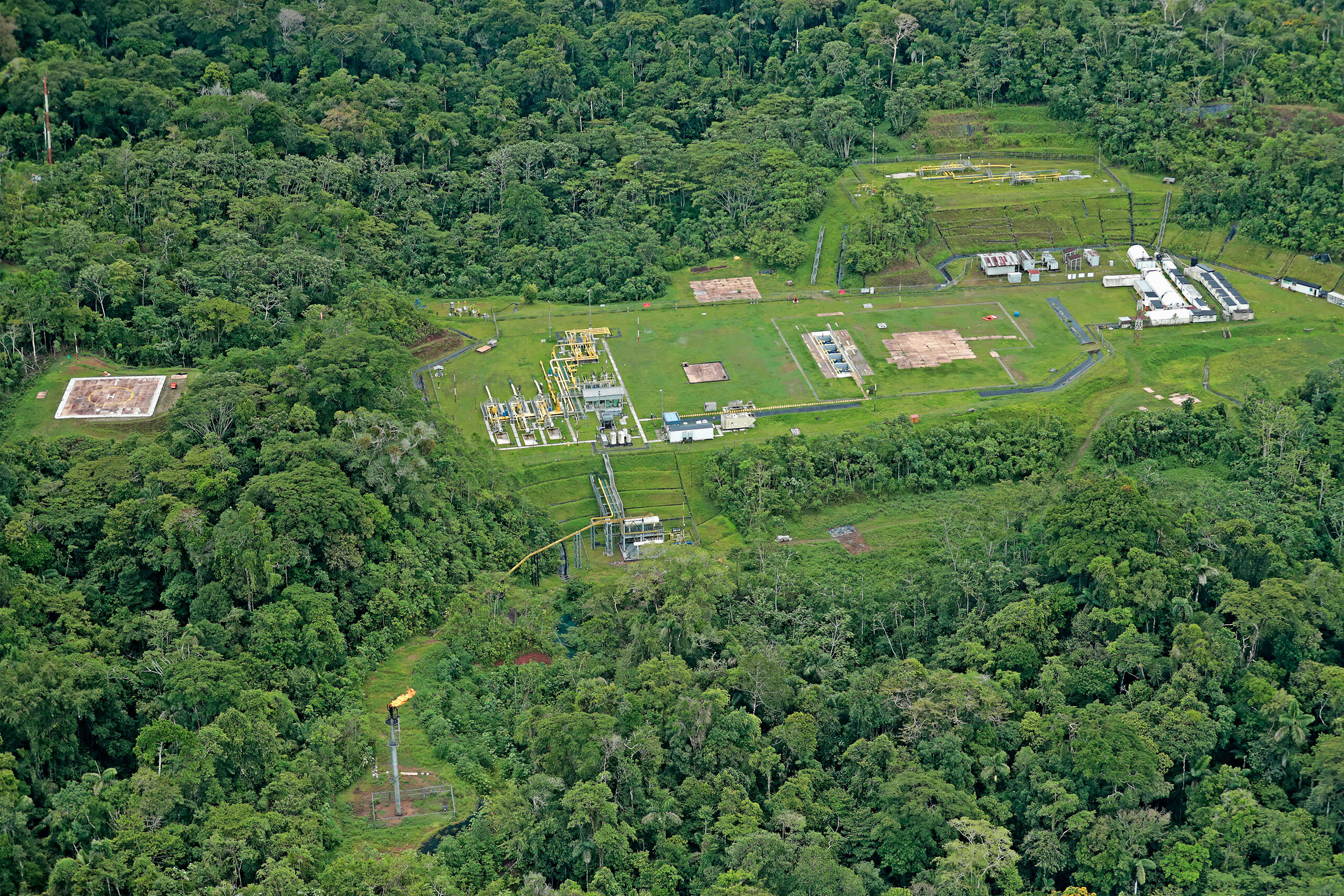 <p>Aerial view of a gas plant at Peru’s Camisea gas fields.  The fuel produced from the fields is responsible for 42% of the country’s electricity generation, though its distribution is uneven (Image: <a href="https://www.flickr.com/photos/presidenciaperu/51639195231/">Presidencia Perú</a>, <a href="https://creativecommons.org/licenses/by-nc-sa/2.0/">CC BY-NC-SA</a>)</p>