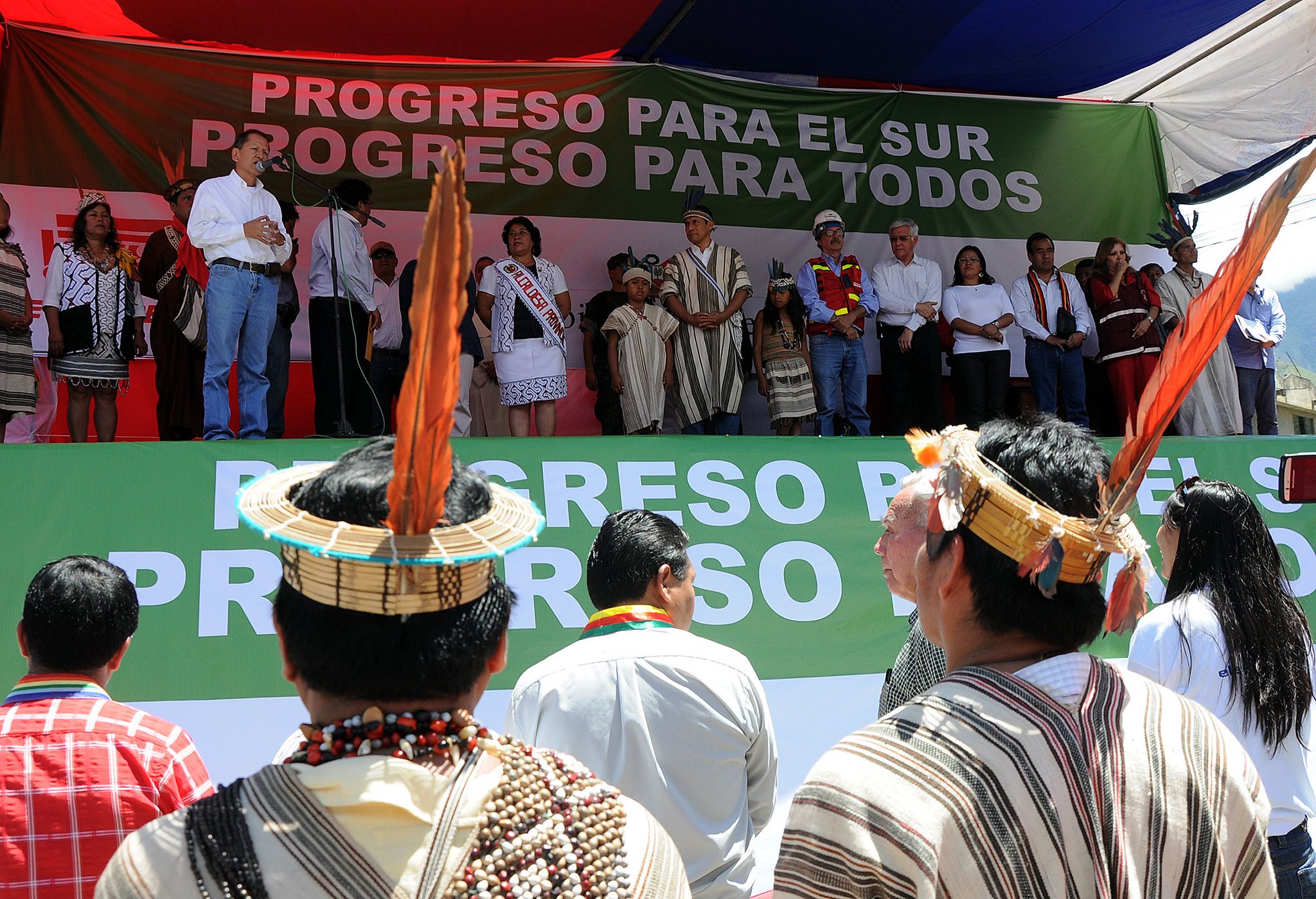 Una multitud reunida en torno a un escenario