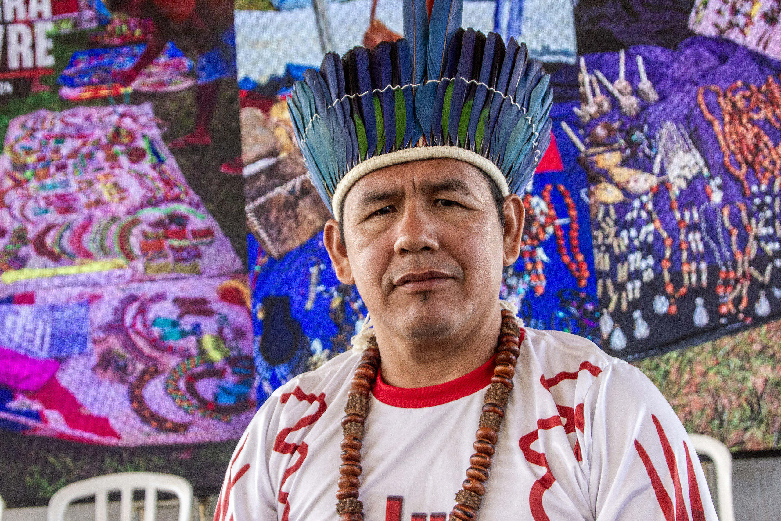 Un hombre con un tocado de plumas y un collar de cuentas