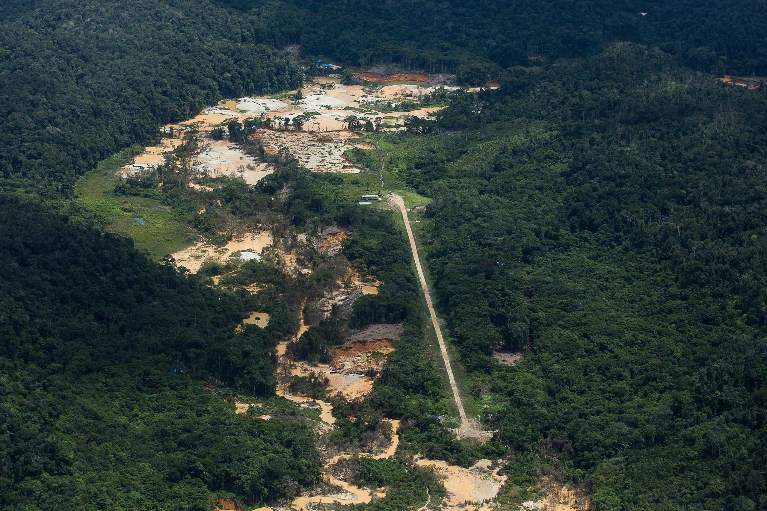 <p>Una pista de aterrizaje cerca de un yacimiento minero ilegal en el territorio yanomami, estado de Roraima, Brasil. En esta remota región de la selva amazónica, de difícil acceso y con ríos y carreteras a menudo intransitables, los mineros ilegales utilizan principalmente aviones para desplazarse (Imagen: <a href="https://flic.kr/p/2m7kdUn">Bruno Kelly</a> / <a href="https://www.flickr.com/people/amazoniareal/">Amazônia Real</a>, <a href="https://creativecommons.org/licenses/by-nc-sa/2.0/">CC BY-NC-SA</a>)</p>