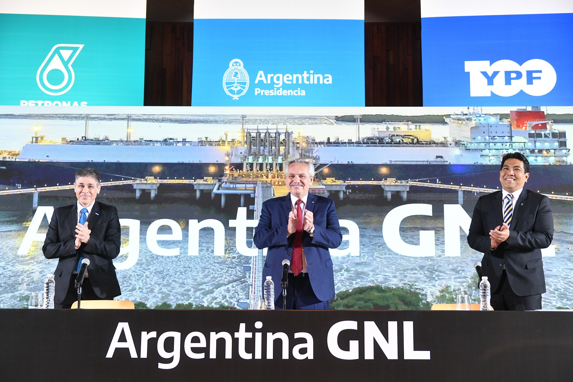 Ex-presidente argentino Alberto Fernández (ao centro) com o então diretor da YPF, Pablo González (à esquerda), e Datuk Tengku Muhammad Taufik, CEO da Petronas (à direita), em setembro de 2022