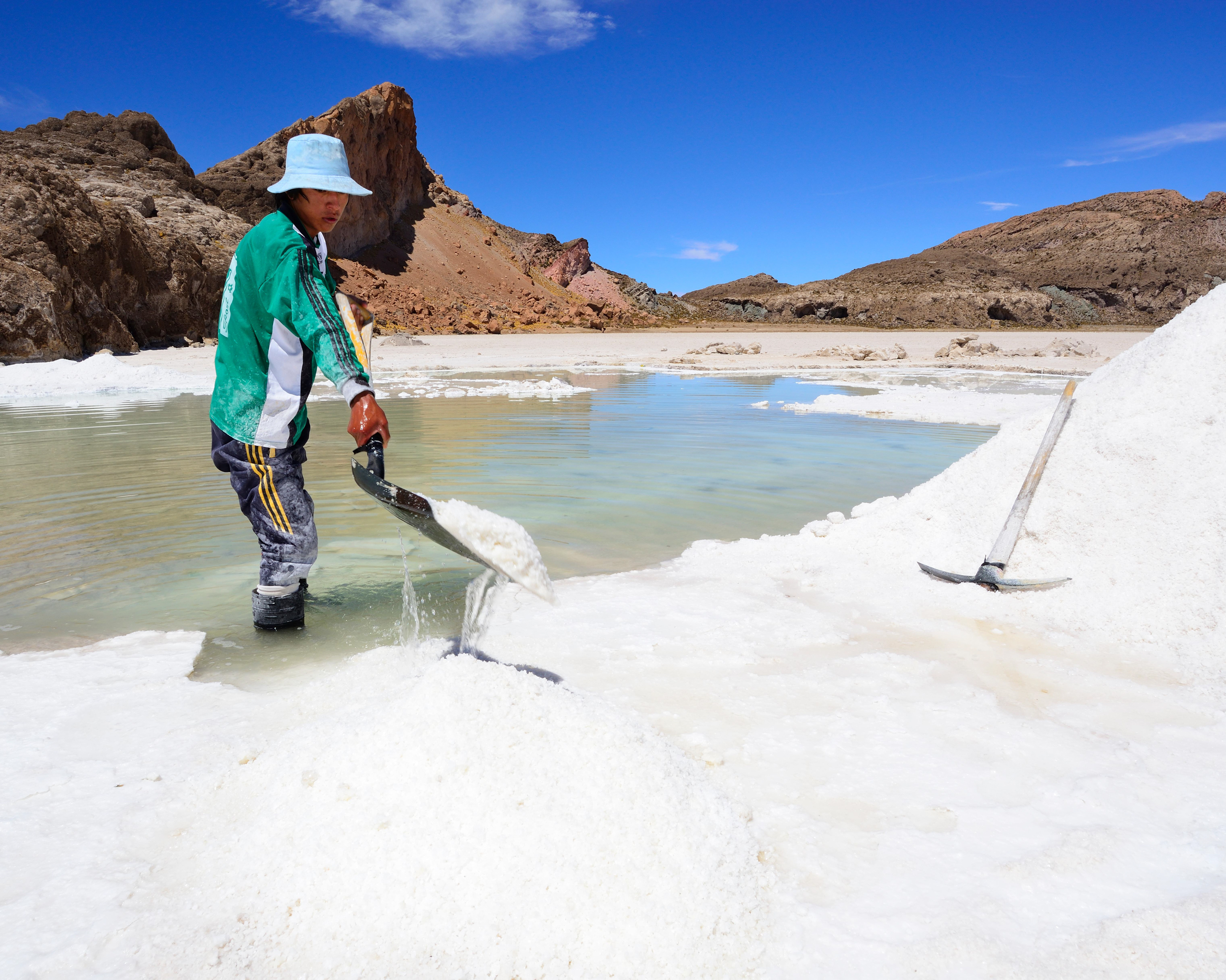 <p>Trabalhador no Salar de Uyuni, maior deserto de sal do mundo, Bolívia. Até 2040, 90% da demanda de lítio será destinada à transição energética global (Imagem: Peter Giovannini / ImageBROKER.com / Alamy)</p>