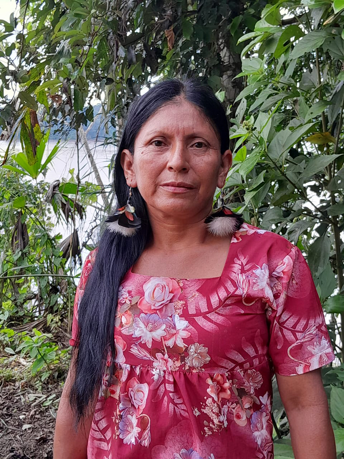 una mujer vestida con vestimenta roja estampada con flores