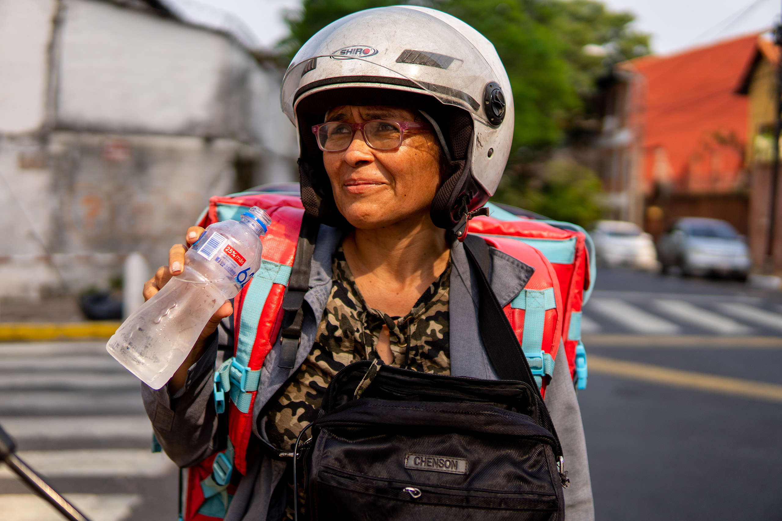 <p>A delivery driver takes a break to hydrate in Greater Asunción, Paraguay. People working outdoors are among the workers most affected by climate change, and are especially vulnerable to heat (Image: Elisa Marecos &amp; Sandino Flecha / El Surtidor)</p>