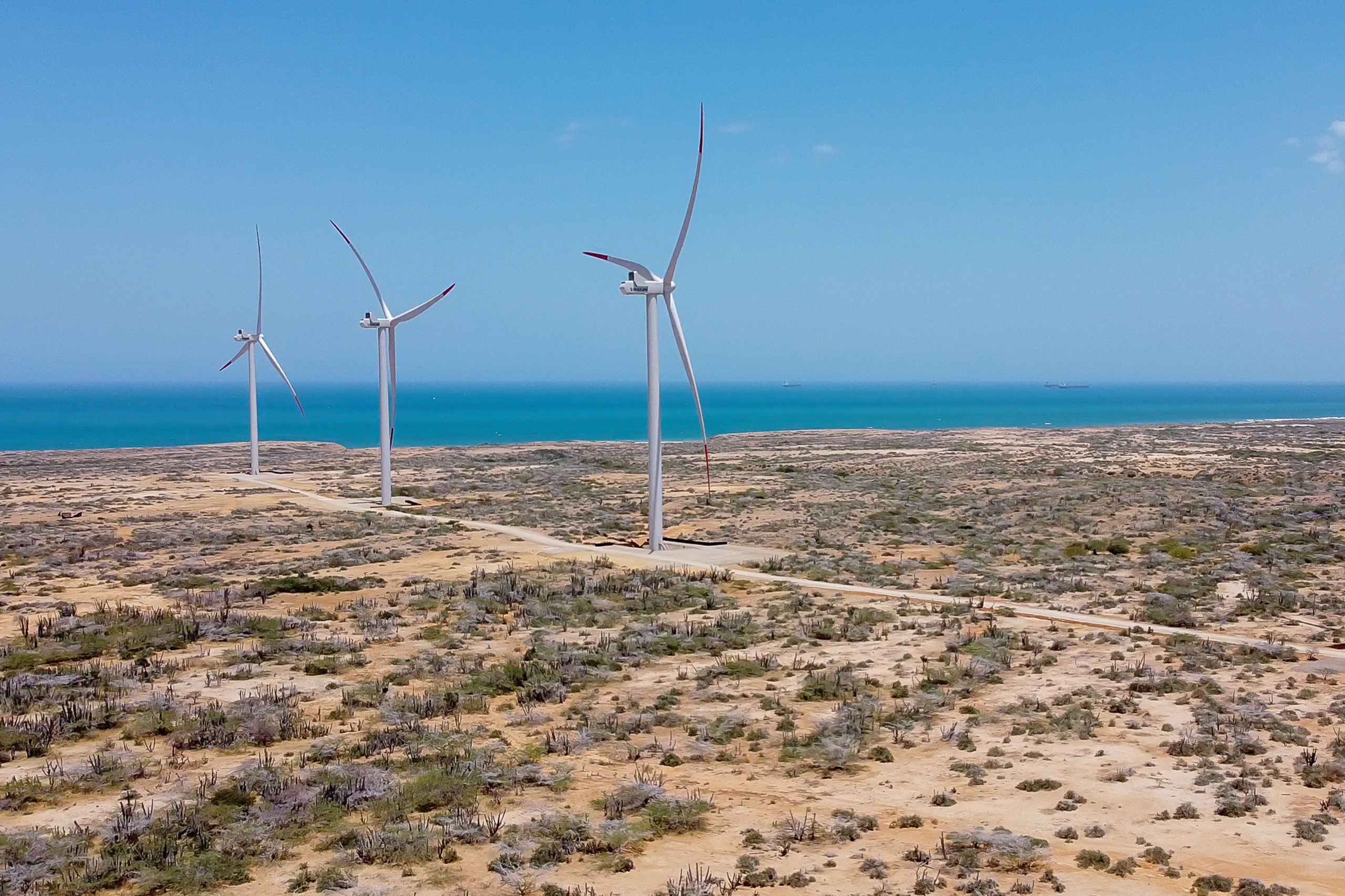 <p>Parque eólico na costa de La Guajira, Colômbia. O norte do país é considerado o ‘epicentro’ da transição energética nacional, mas alguns projetos têm provocado conflitos com comunidades indígenas (Imagem: David González / Dialogue Earth)</p>