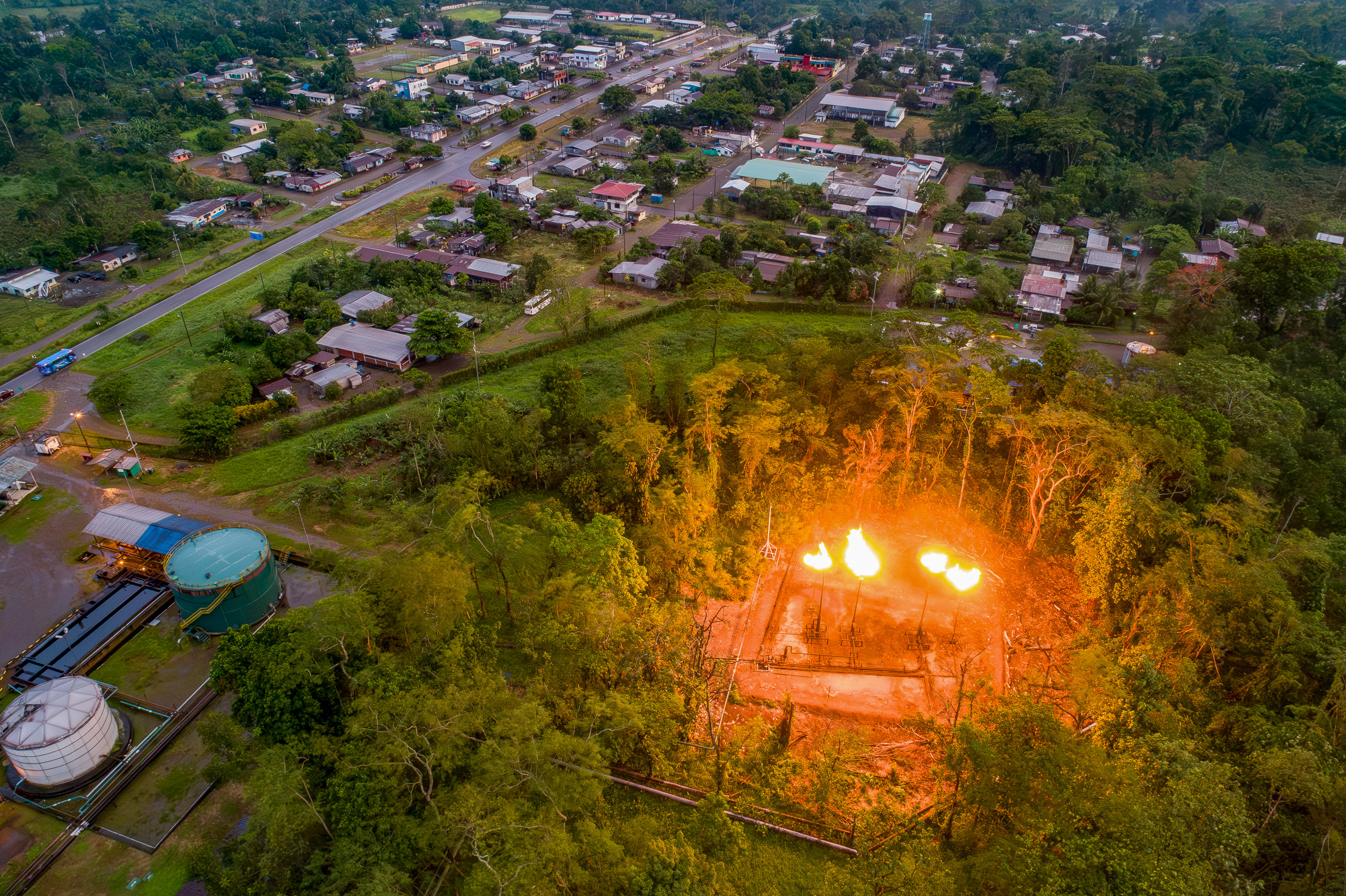 Vista aérea de un pozo de petróleo en llamas en un bosque