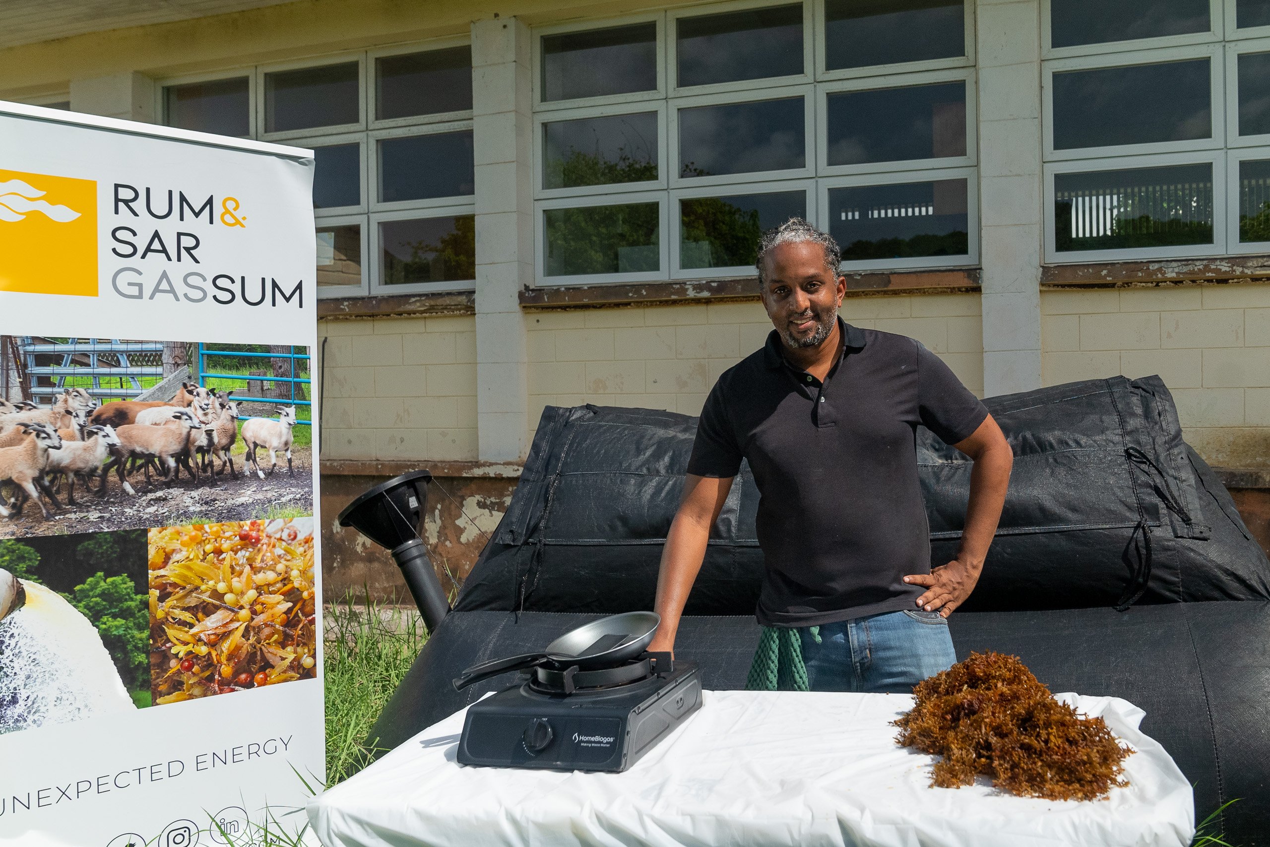 Nigel Henry, do Rum & sargaço, demonstra como as algas podem ser transformadas em gás metano