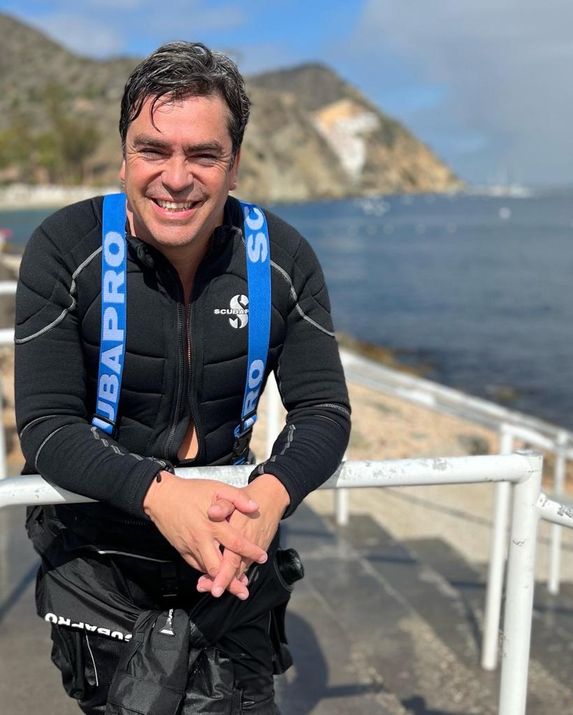 Maximiliano Bello sonríe en traje de buceo