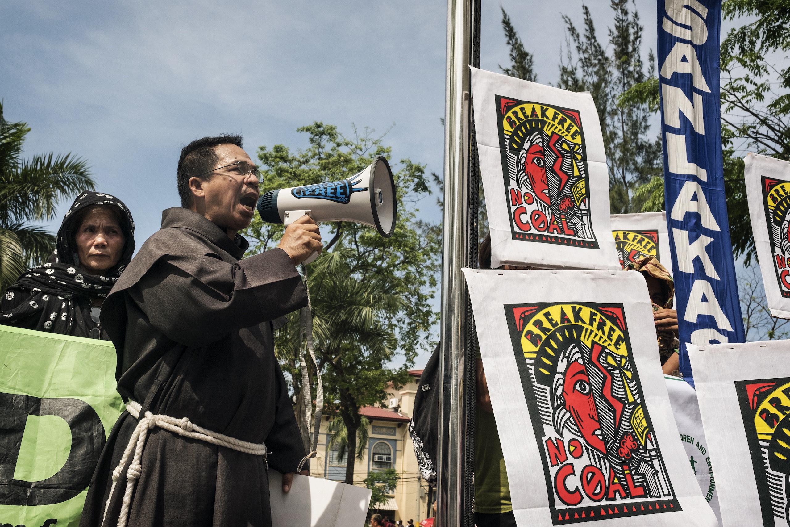 <p>Community members protest against coal-fired power plant in Cebu, the Philippines (Image: © Francesco Pistilli / Greenpeace)</p>