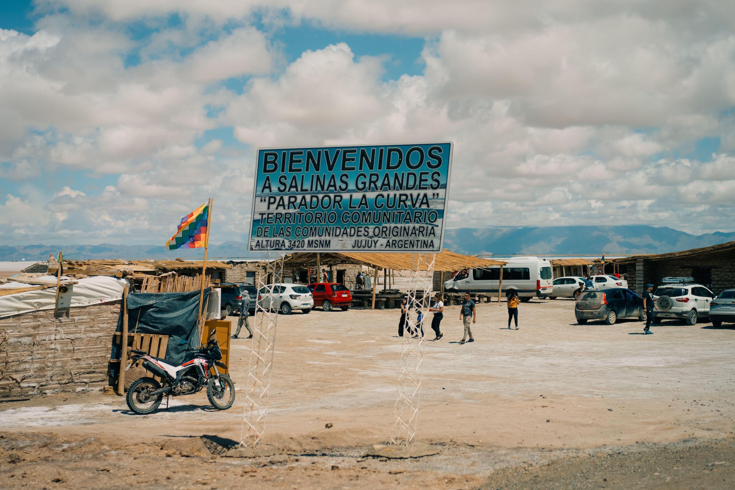 <p>Desierto de sal en Salinas Grandes, Argentina. La provincia de Jujuy, donde se encuentra el salar, ha sido pionera en proyectos de extracción de litio con empresas chinas, pero el sector se enfrenta a la resistencia de la población local (Imagen: Irina Brester / Alamy)</p>