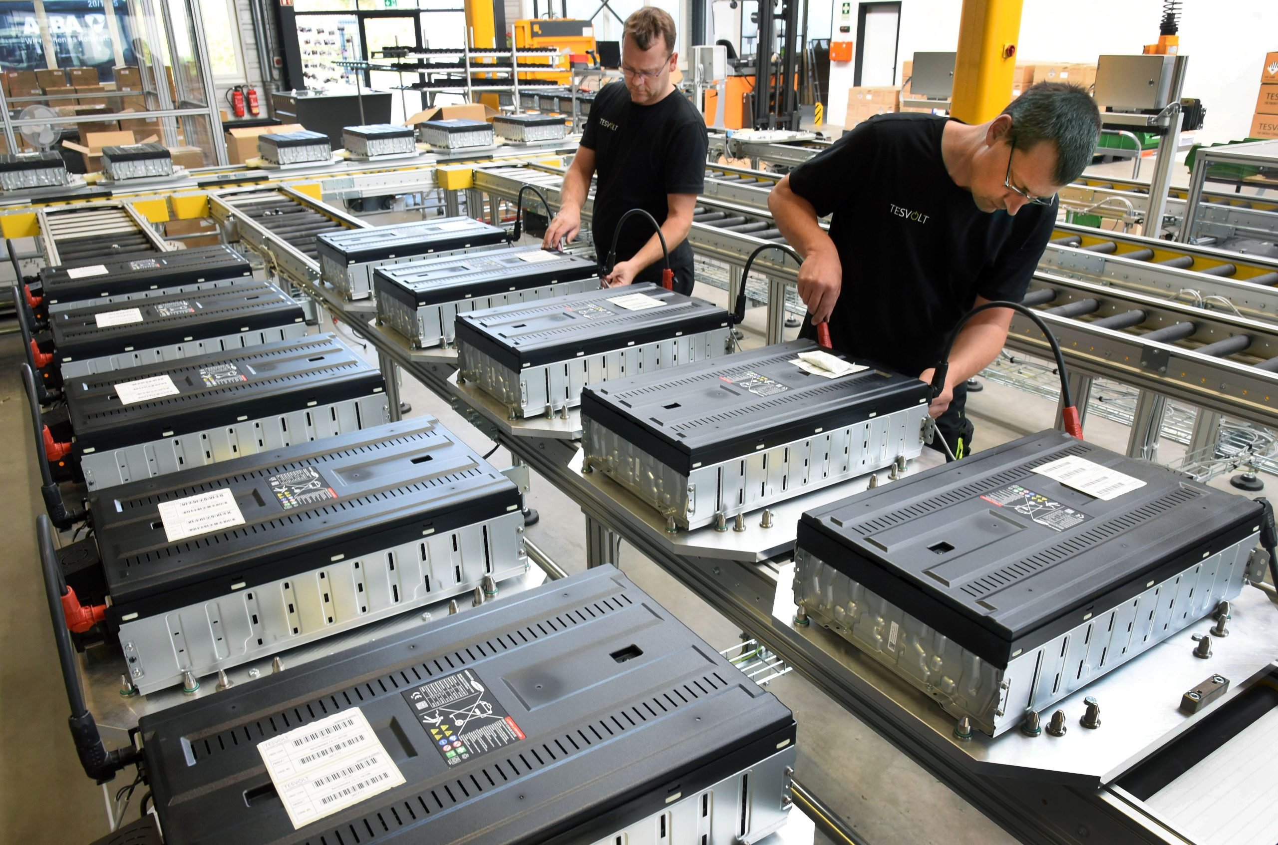 Técnicos instalam equipamentos na ‘gigafábrica’ de baterias da Tesvolt