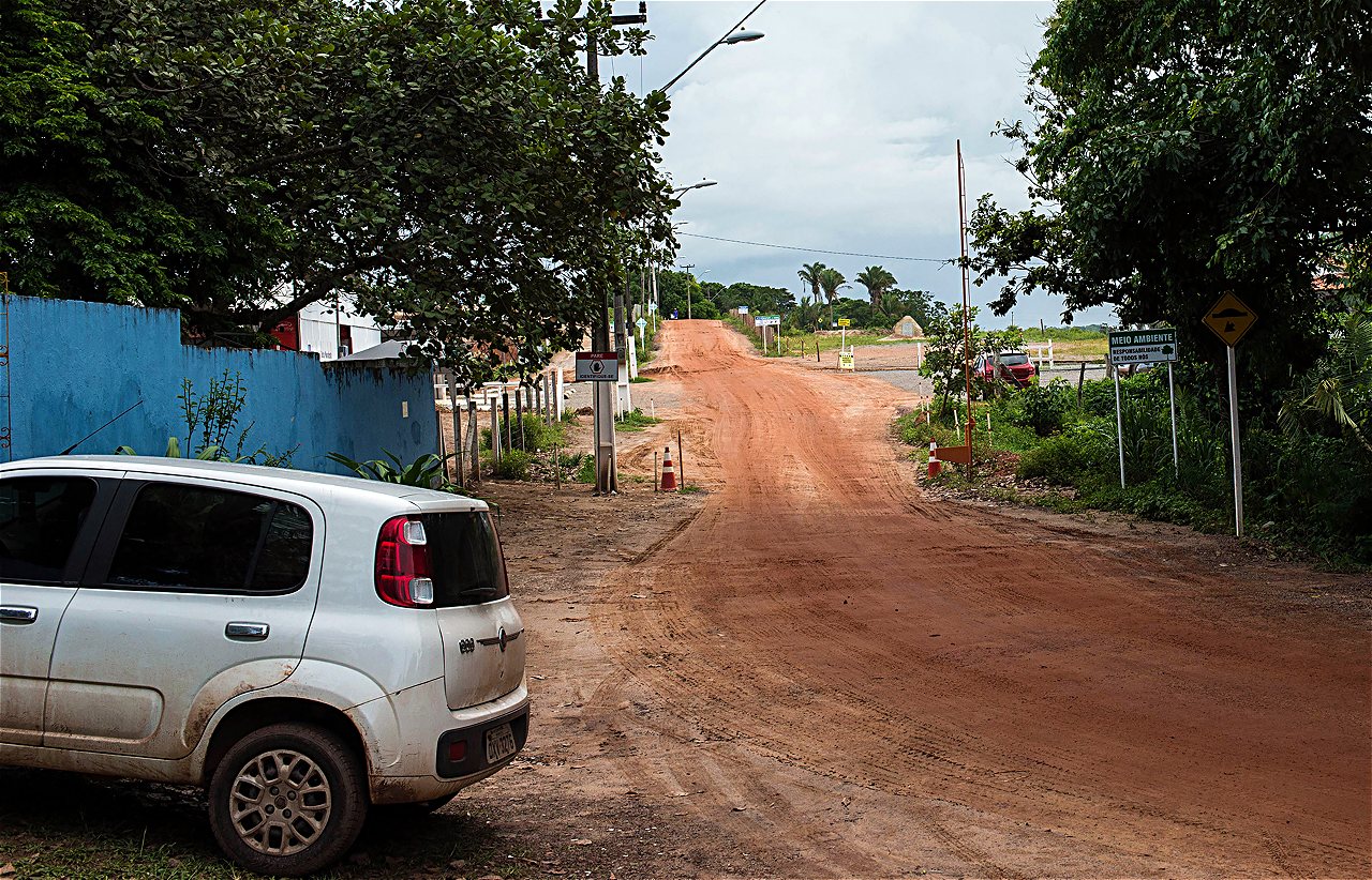 Carro popular estacionado ao lado de estrada de chão batido no Maranhão