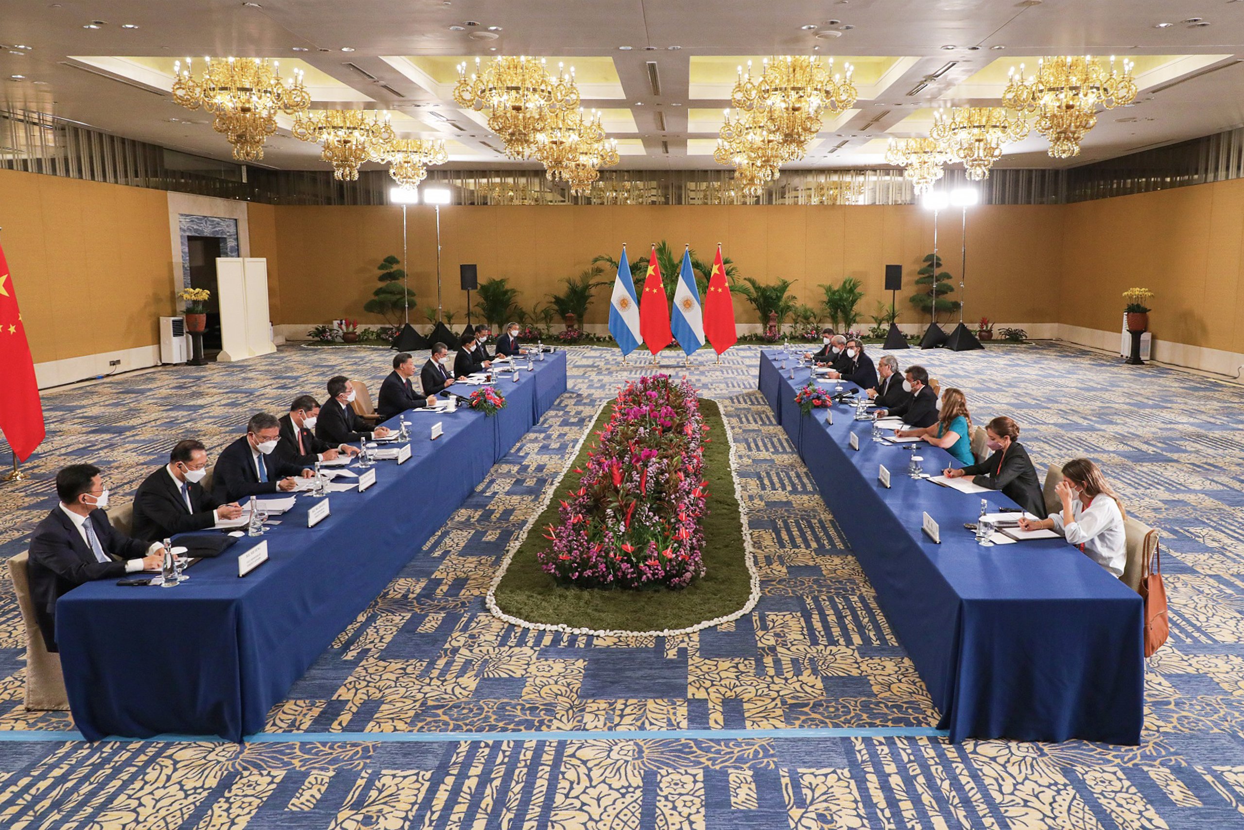 <p>Autoridades chinesas em encontro com comitiva presidencial argentina e governadores das províncias de Rio Negro, Buenos Aires e Catamarca, em Beijing, 2022 (Imagem: Casa Rosada, <a href="https://creativecommons.org/licenses/by/2.5/ar/">CC BY</a>)</p>