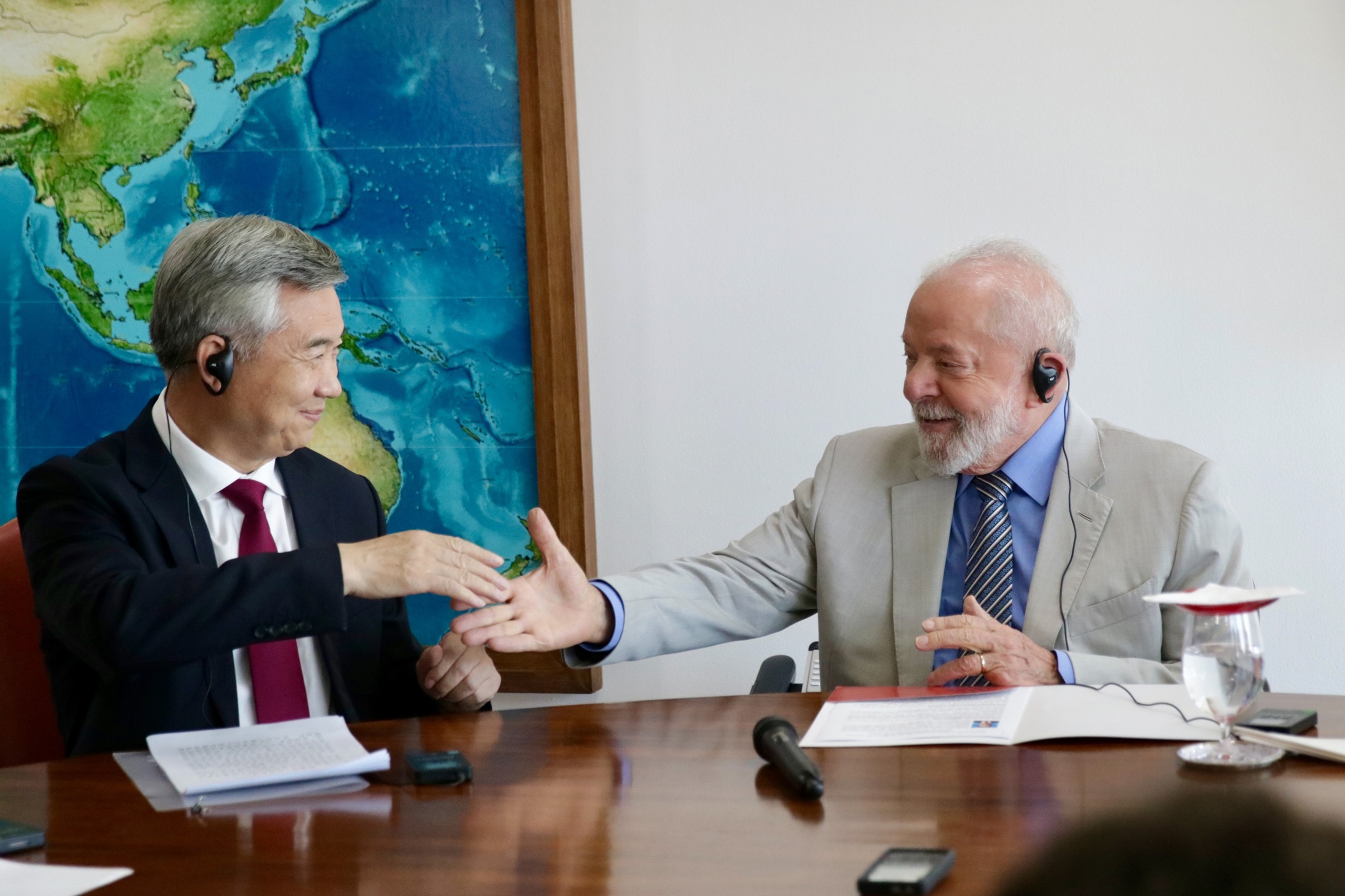 <p>El presidente brasileño Luiz Inácio Lula da Silva reunido con Li Xi, miembro del Comité Permanente del Politburó chino, en septiembre de 2023. Según los expertos, una relación sólida entre ambos países podría ayudar a avanzar en la financiación de la lucha contra el cambio climático e impulsar las negociaciones sobre el clima (Imagen: Fábio Pozzebom / Agência Brasil)</p>