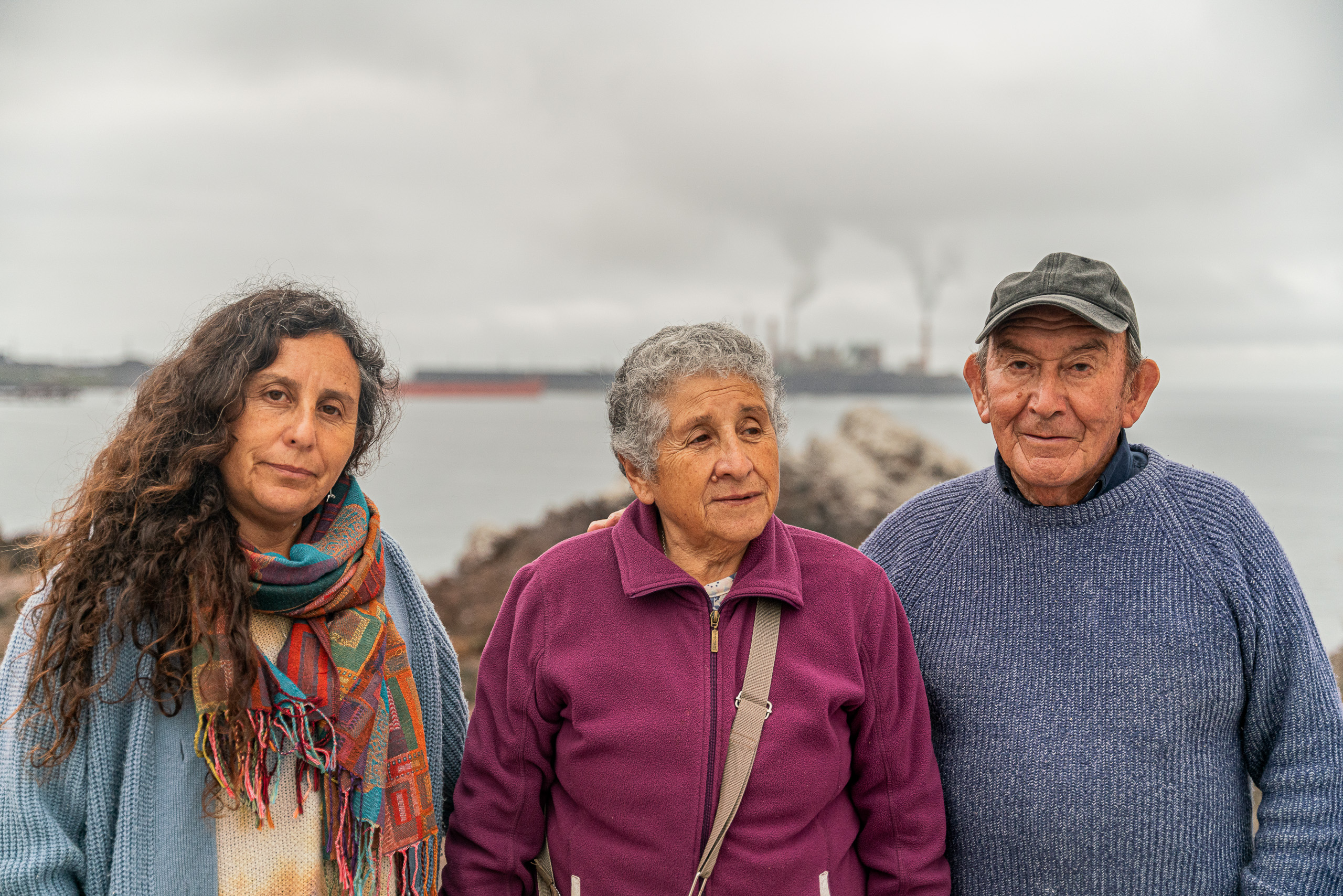 Pilar Triviño (à esquerda), ao lado de seus pais, Pensilvania González e Luiz Alberto Triviño, com o complexo de Guacolda ao fundo