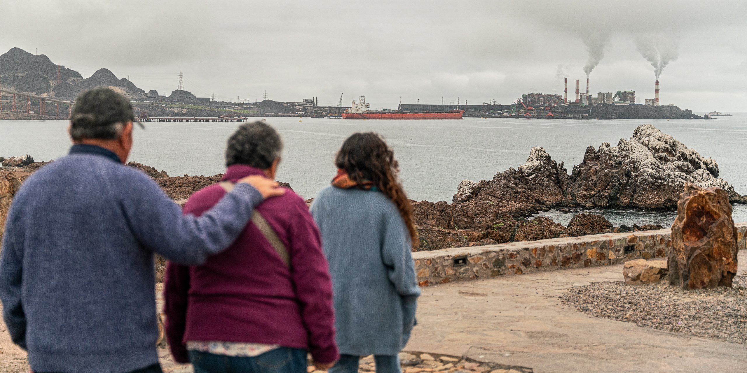 <p>Família Triviño González, moradora da cidade de Huasco, na região do Atacama, observa ao fundo a zona industrial em torno do maior complexo de usinas a carvão do país (Imagem: <a href="https://www.nicolekramm.com/">Nicole Kramm</a> / Dialogue Earth)</p>
<p>&nbsp;</p>