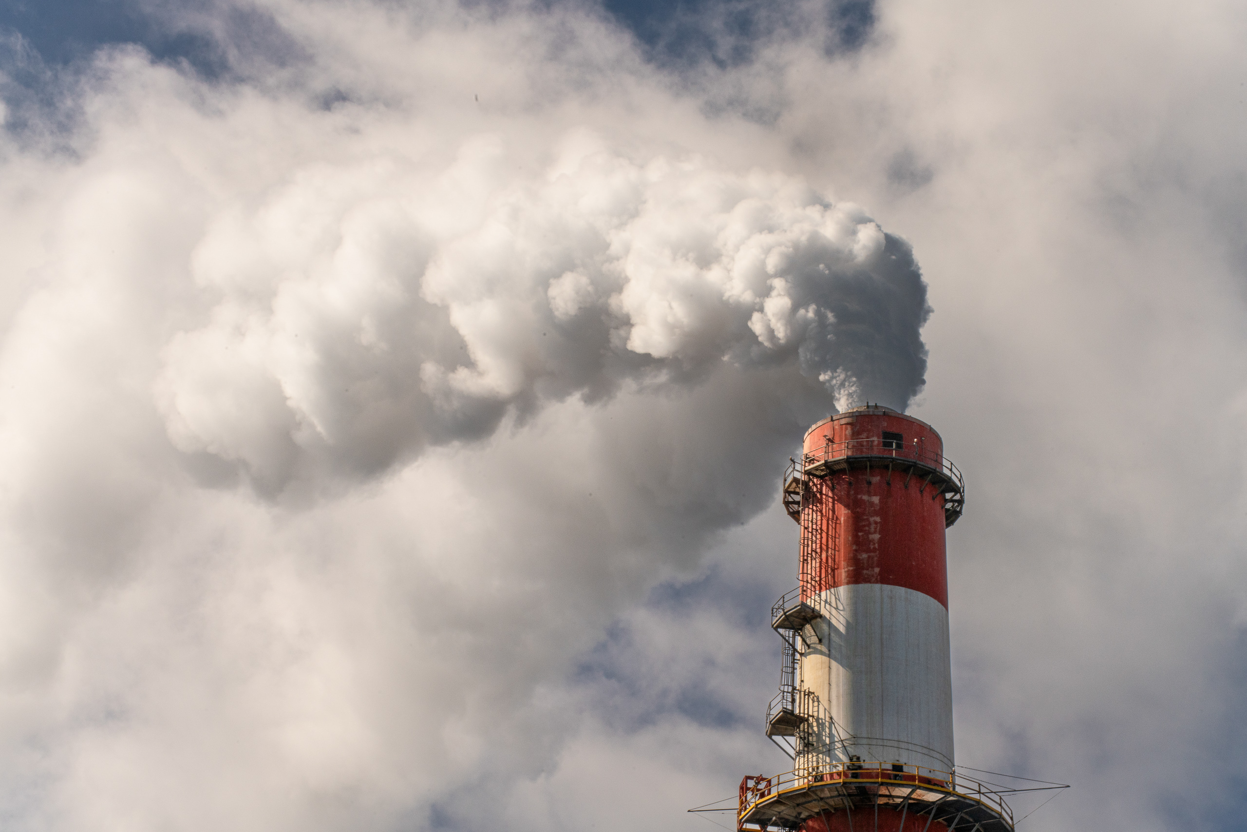 Queima de carvão libera dióxido de enxofre e óxido de nitrogênio na atmosfera