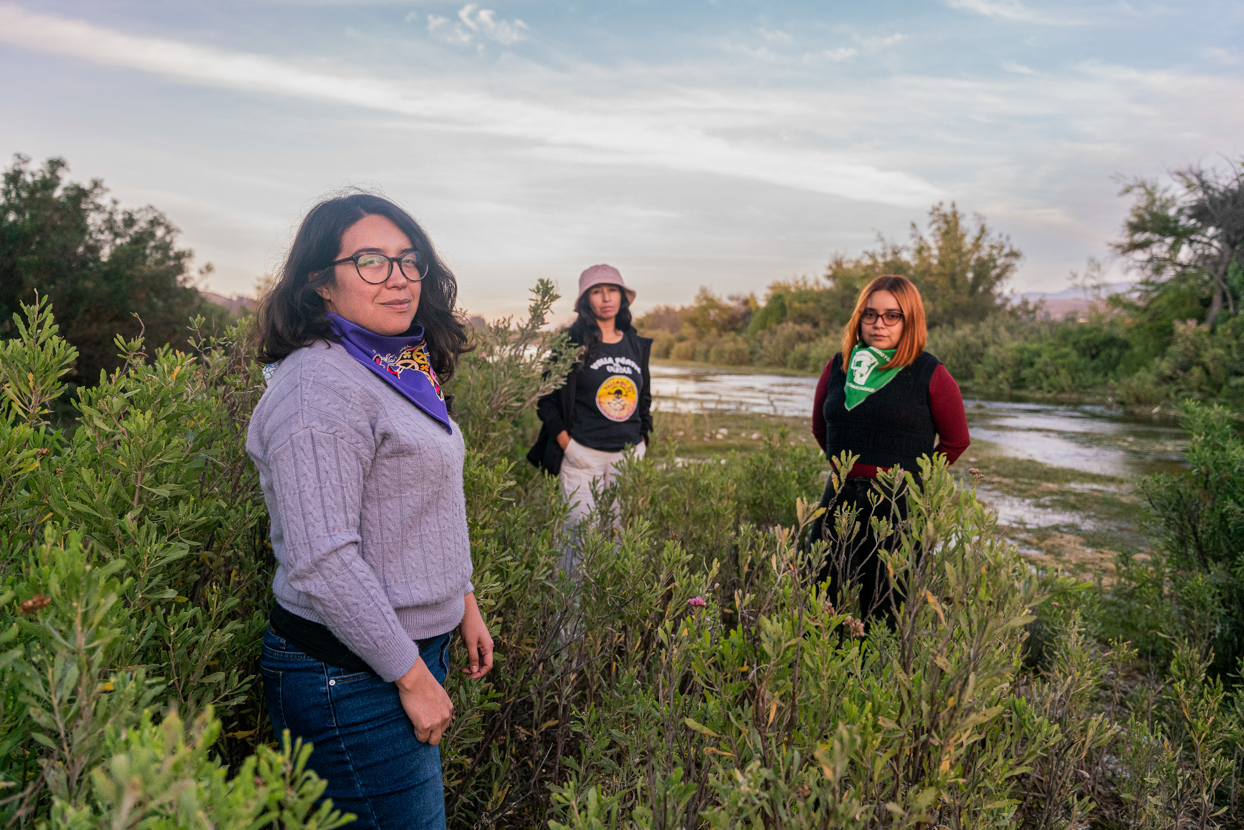 Catalina Gaete Vásquez (à esquerda) e outras integrantes do coletivo Resueltas del Valle à beira do rio Huasco, na cidade de Freirina