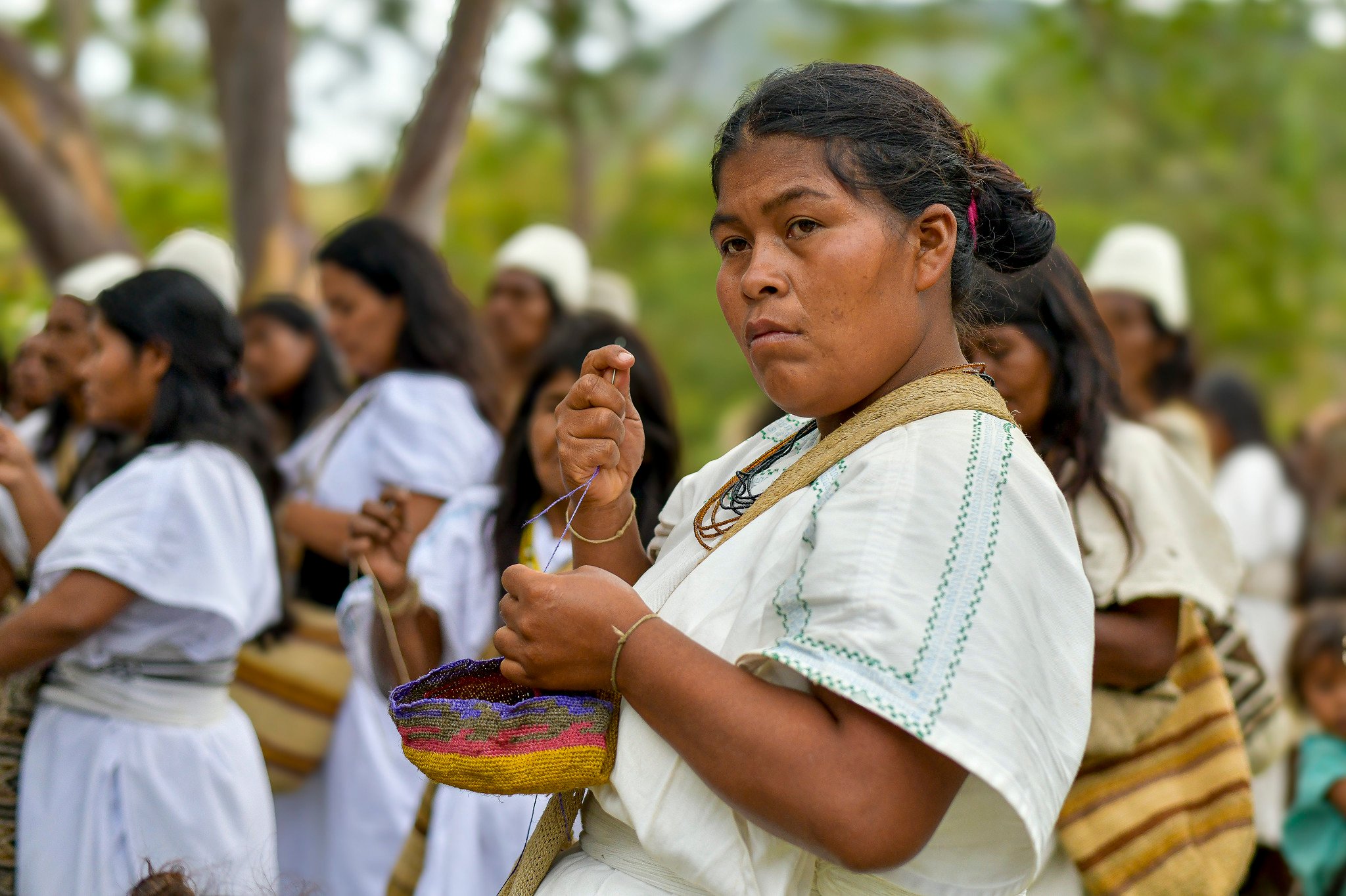 Mulher indígena Arhuaco faz artesanato na comunidade de Nabusimake, norte da Colômbia