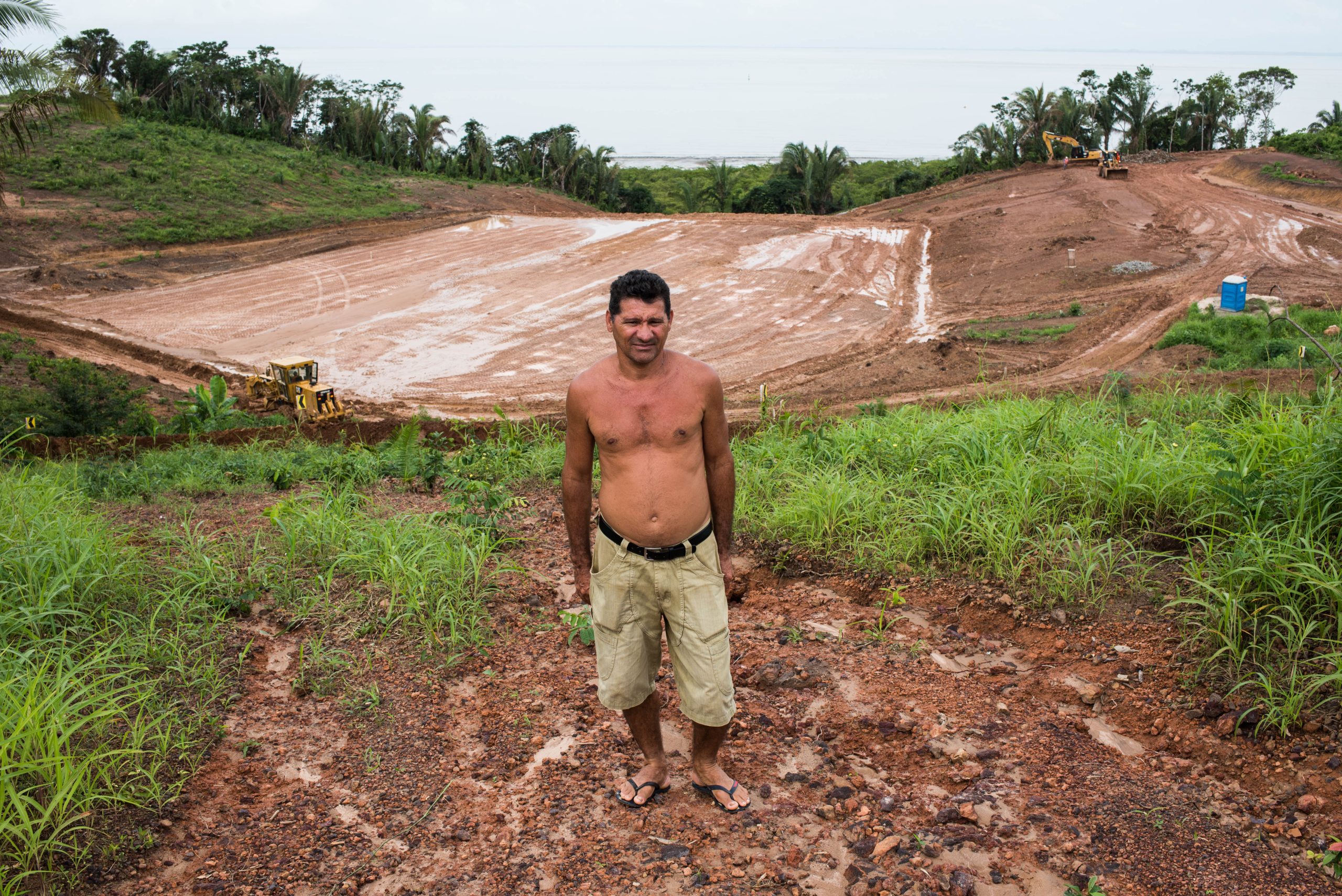 <p>Clóvis Amorim da Silva à frente de parte da obra do porto na Comunidade do Cajueiro, em São Luís do Maranhão (Imagem: Ingrid Barros)</p>