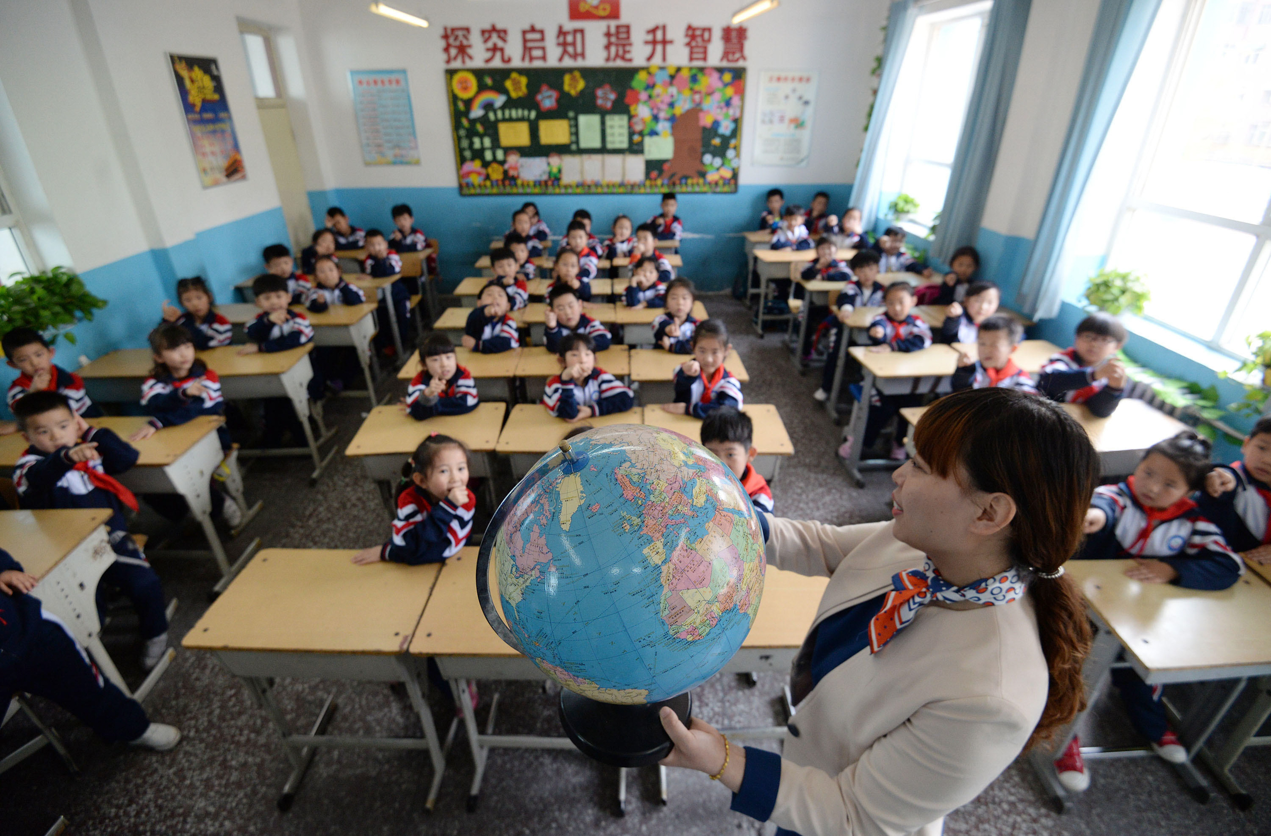 <p>Teachers need more training on climate change, and more resources to help impart their knowledge to students, education experts say (Image: SIPA Asia / ZUMA Press / Alamy)</p>