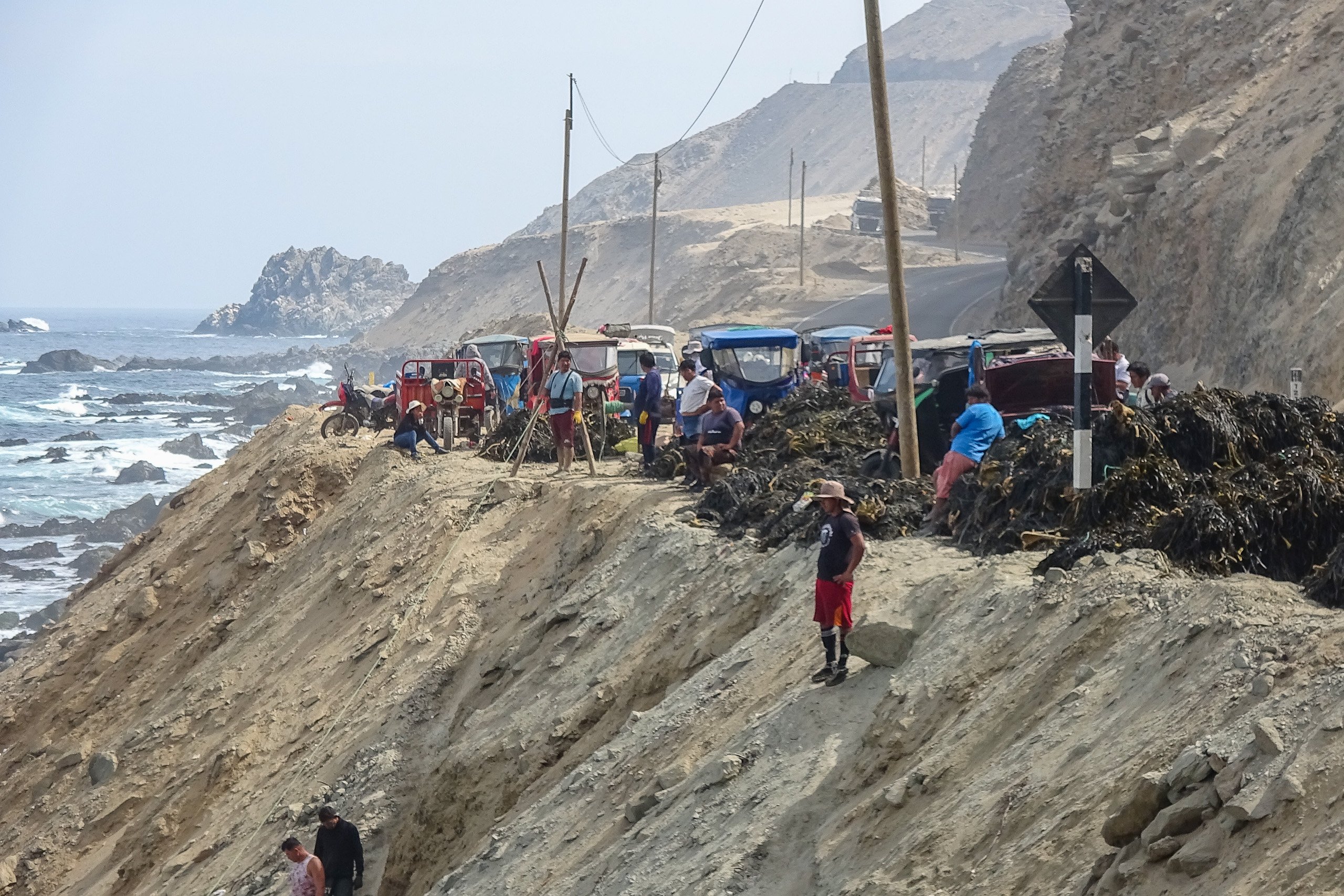 personas paradas frente al mar