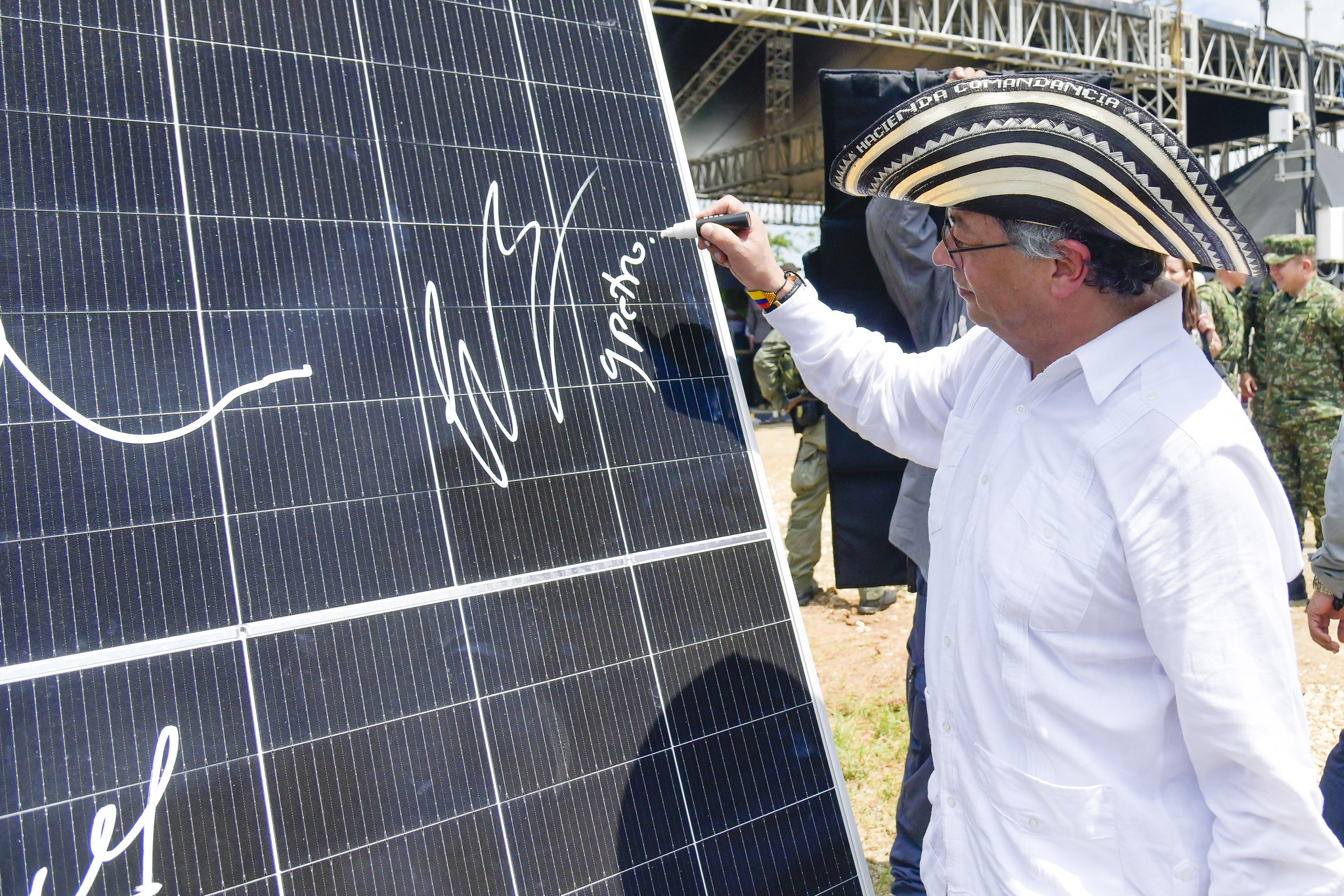 el presidente colombiano Gustavo Petro firmando un panel solar