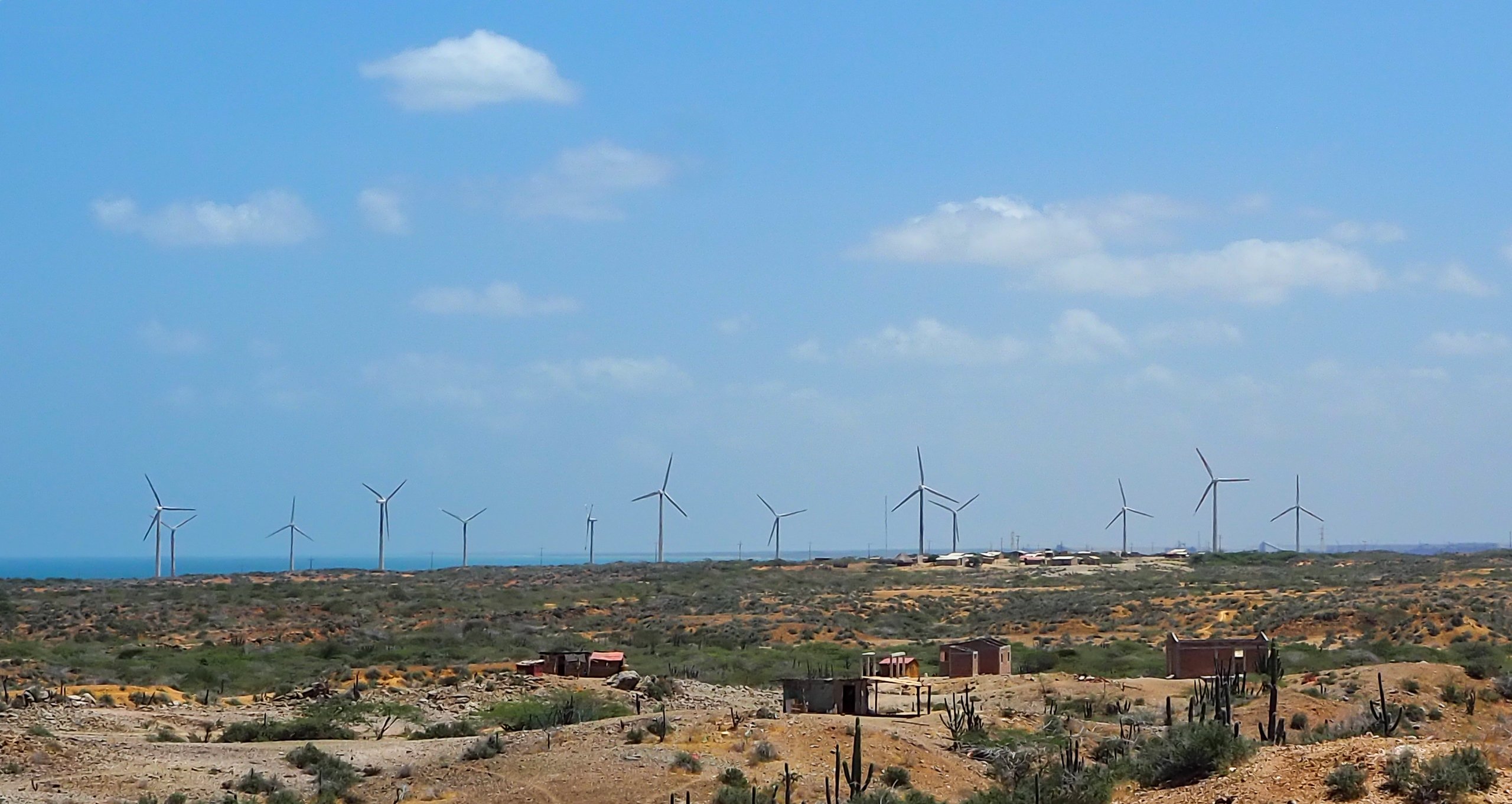 Aldeia Wayuu próxima ao parque eólico Guajira I, norte de La Guajira