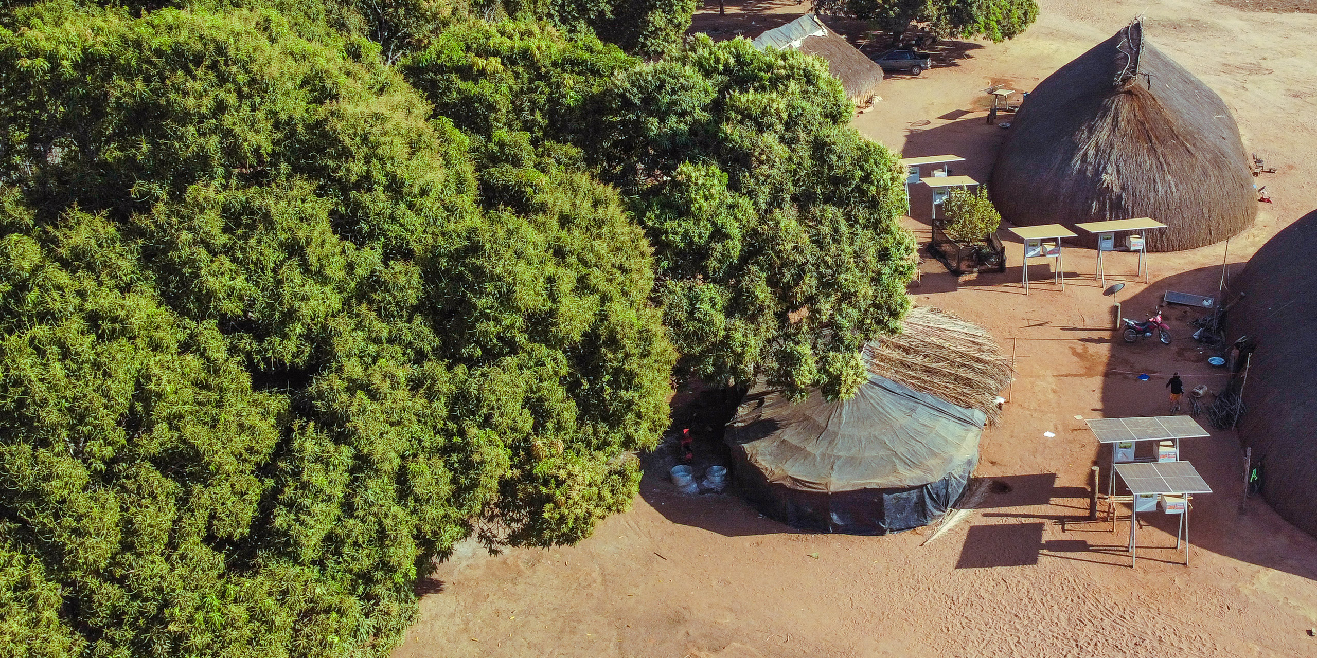 <p>Painéis solares recentemente instalados na aldeia Piyulaga, no Território Indígena do Xingu, no Mato Grosso. As regiões amazônicas de Brasil, Colômbia, Equador e Peru têm os menores níveis de cobertura de eletricidade de cada país (Imagem: Flávia Milhorance / Dialogue Earth)</p>