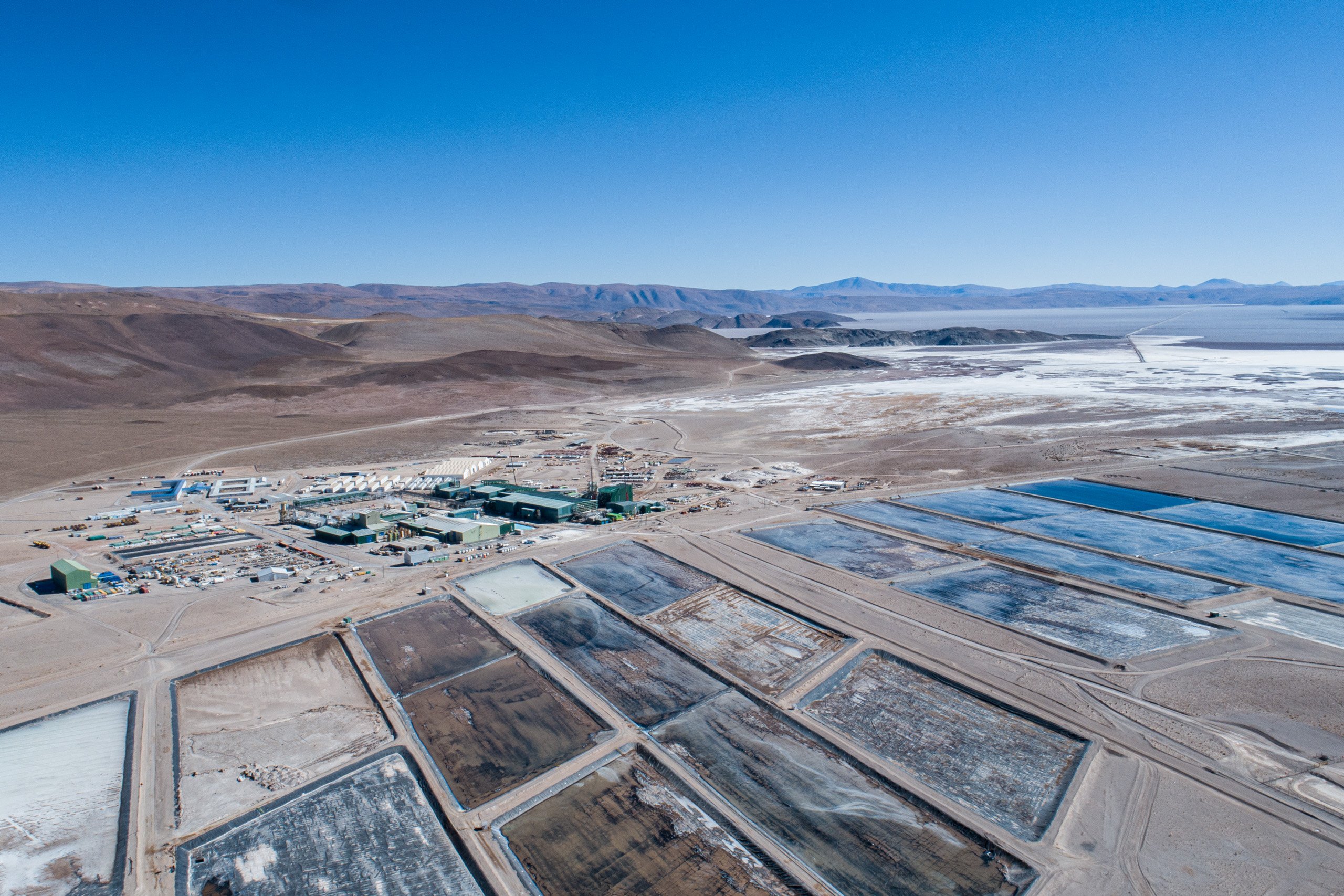 <p>El proyecto Fénix de Arcadium Mining en el Salar del Hombre Muerto, en el norte de Argentina, es actualmente la mayor mina de litio del país. Se estima que más de 25 años de extracción de litio han contribuido a secar el cercano río Trapiche (Imagen: María Paula Gaido / Ruido)</p>