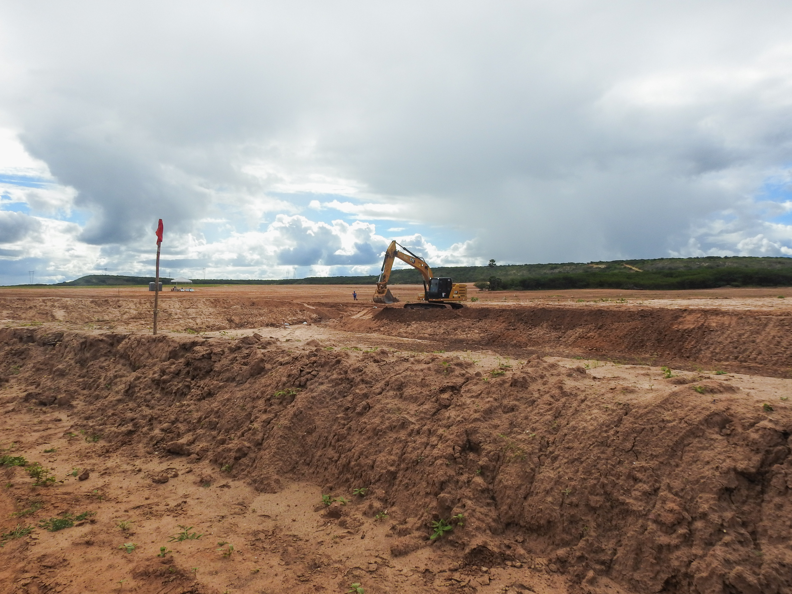 Una excavadora en un camino de tierra