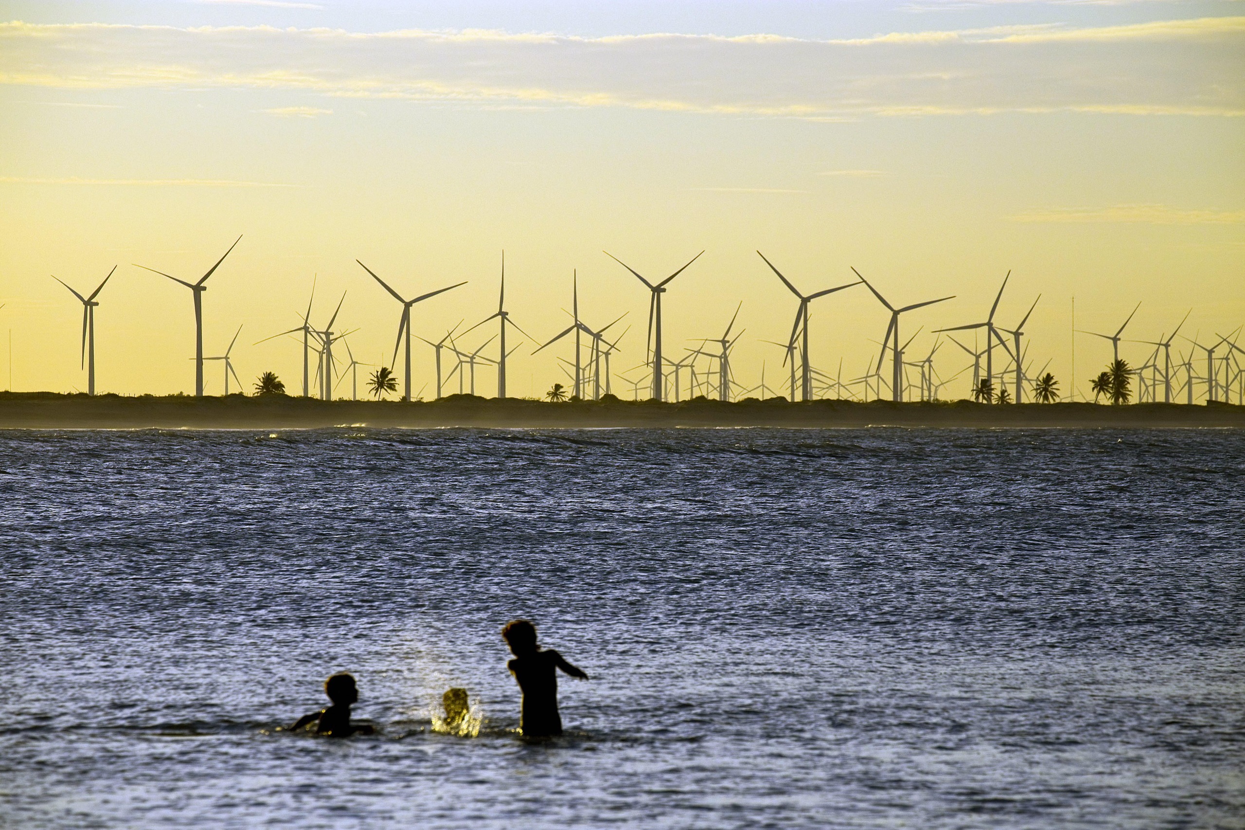 <p>Complejo eólico União dos Ventos en São Miguel do Gostoso, Brasil. El sistema eléctrico del país sudamericano sigue estando dominado por la energía hidroeléctrica, pero también es líder en energía eólica y solar en América Latina (Imagen: Pulsar Imagens / Alamy)</p>