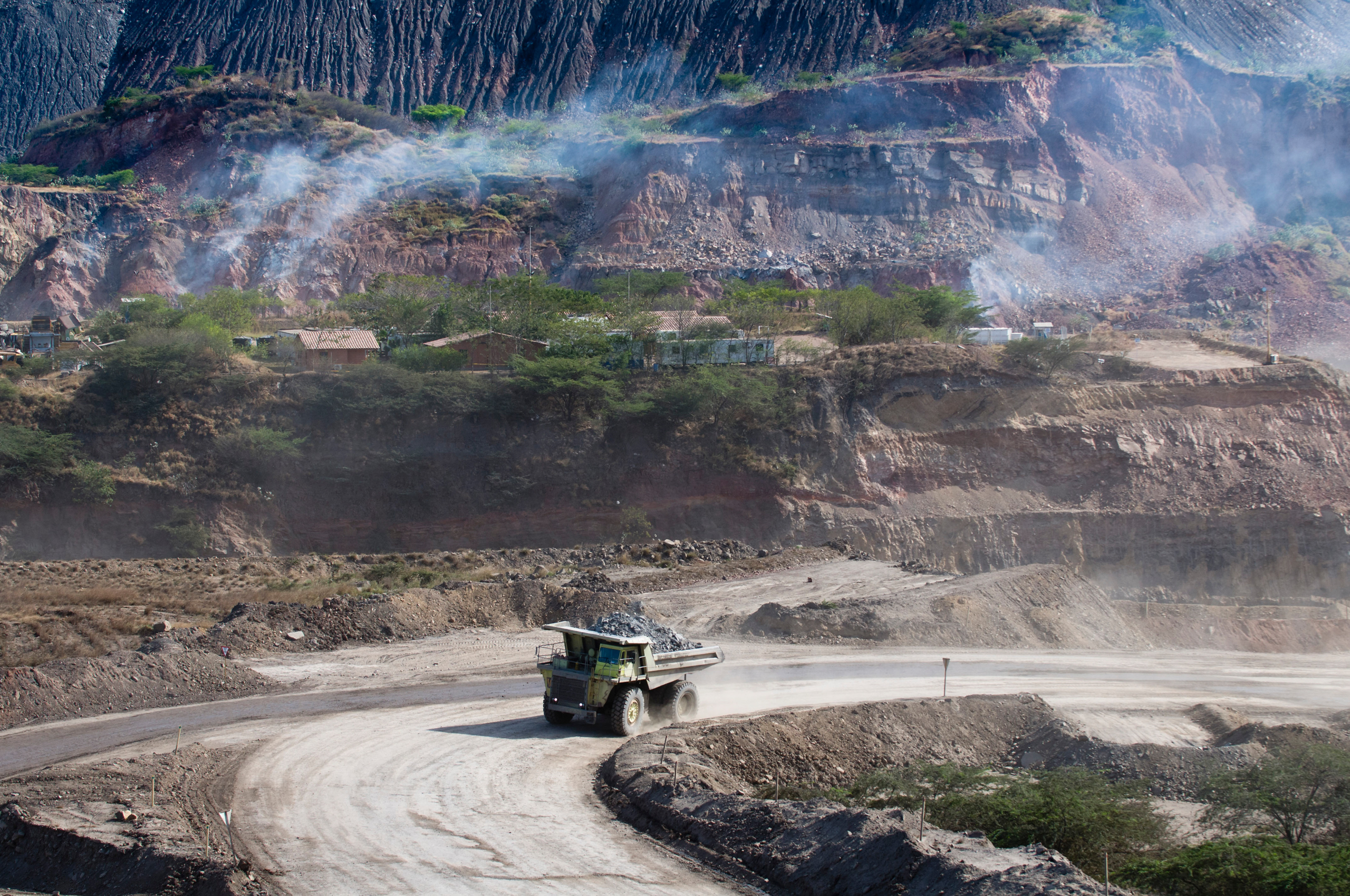 <p>Cerrejón, mina de carvão em La Guajira, extremo norte da Colômbia. Conhecido por histórico de abusos trabalhistas e danos ambientais, setor volta a ter destaque com planos do governo de acabar com mineração de carvão (Imagem: Guy Bell / Alamy)</p>