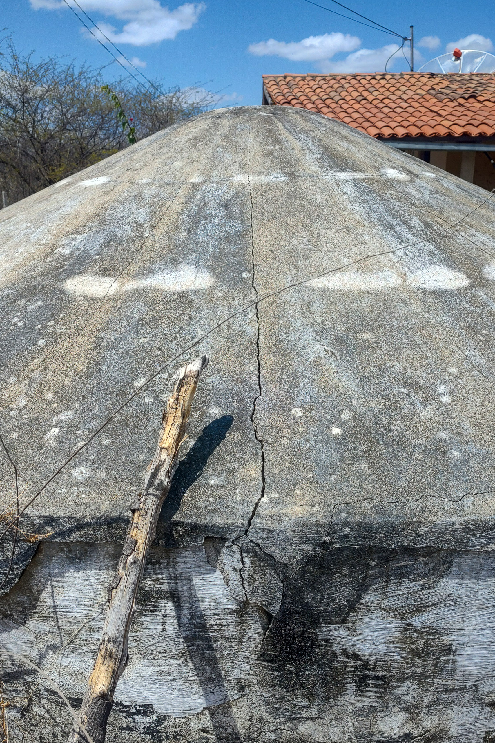 Cisterna rachada no quilombo Pitombeira